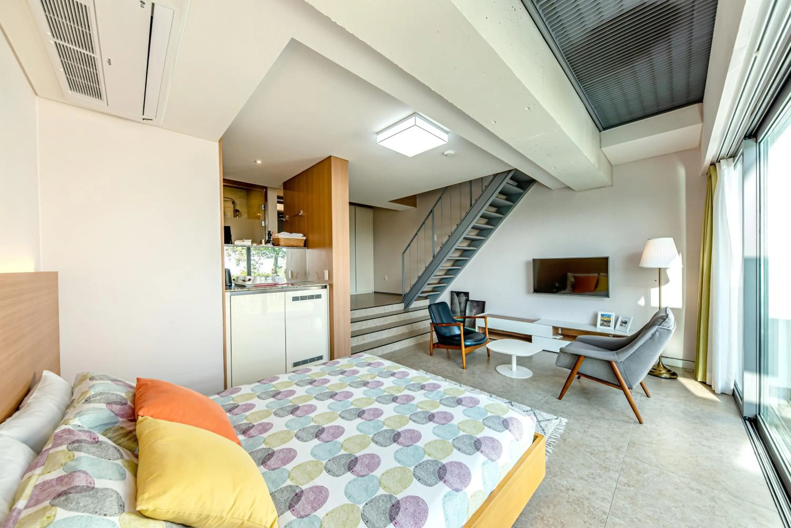 Seating area, Bed in Jeju Bom stay & Art Gallery