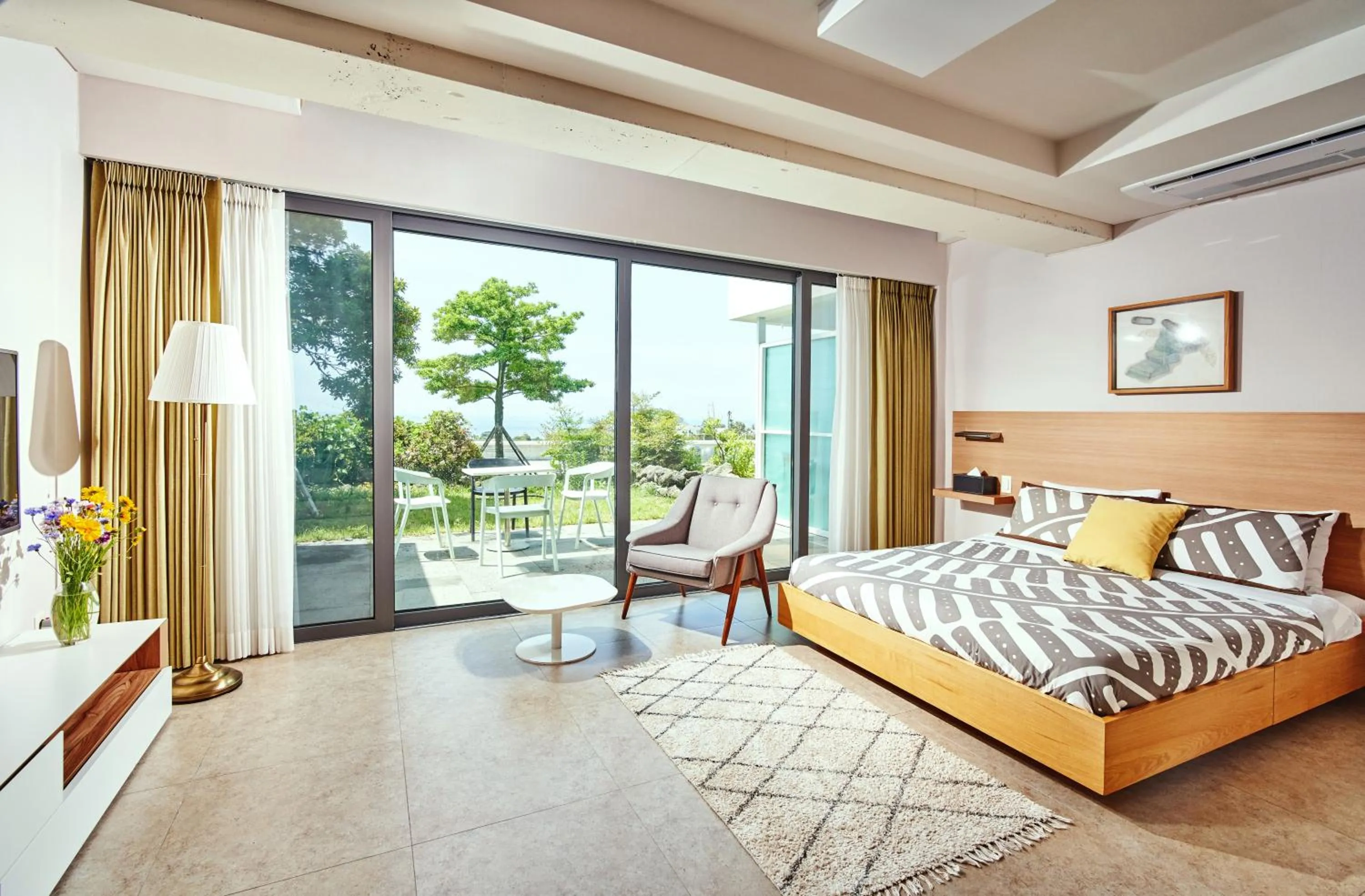 Photo of the whole room, Bed in Jeju Bom stay & Art Gallery