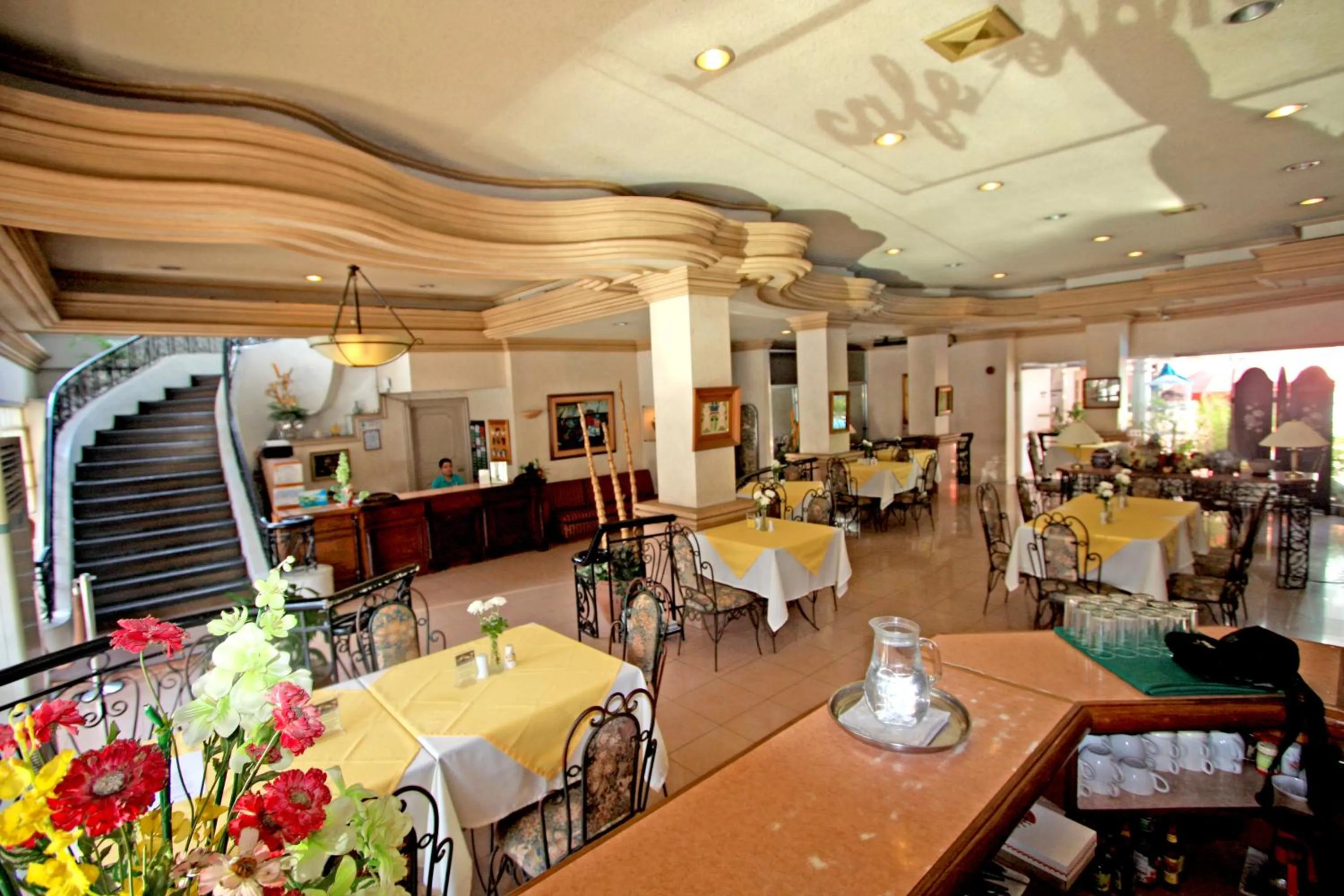 Restaurant/places to eat in Hotel Galleria