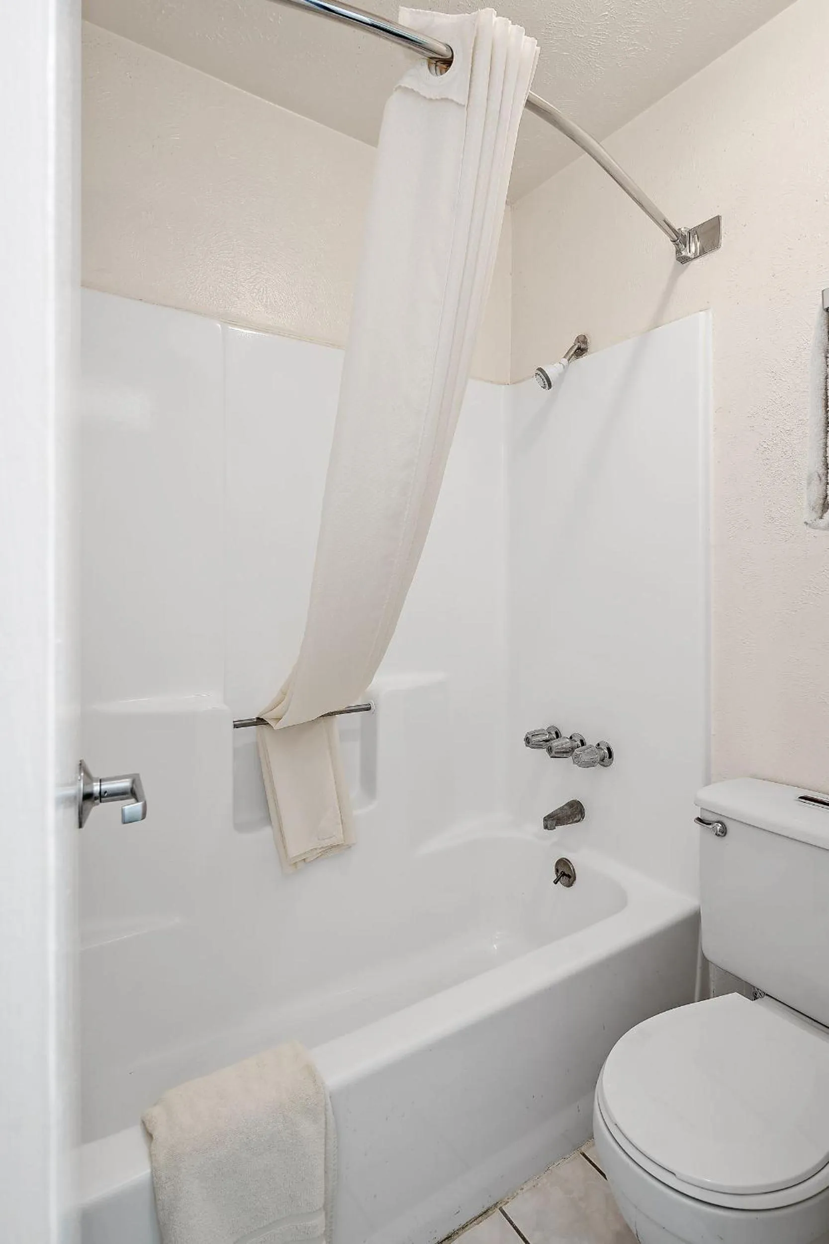 Bath in Friendship Inn Hotel