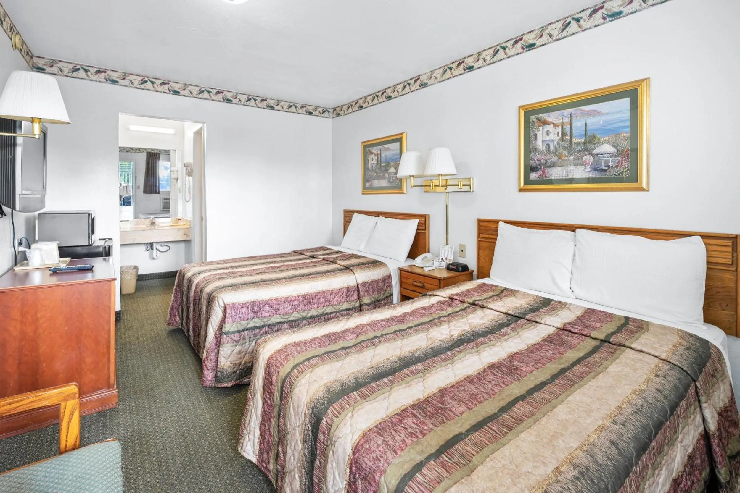 Bed in Friendship Inn Hotel