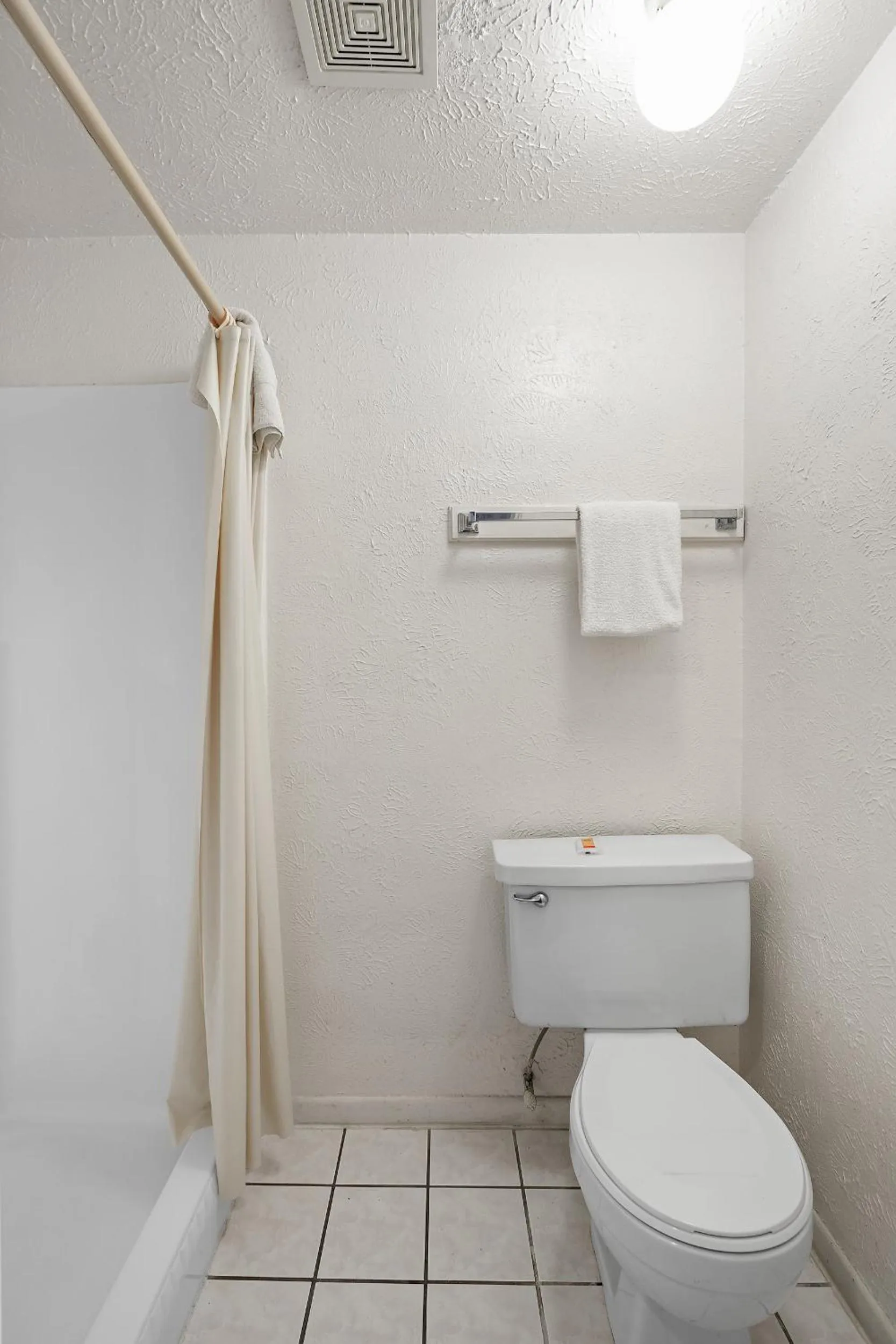 Shower in Friendship Inn Hotel
