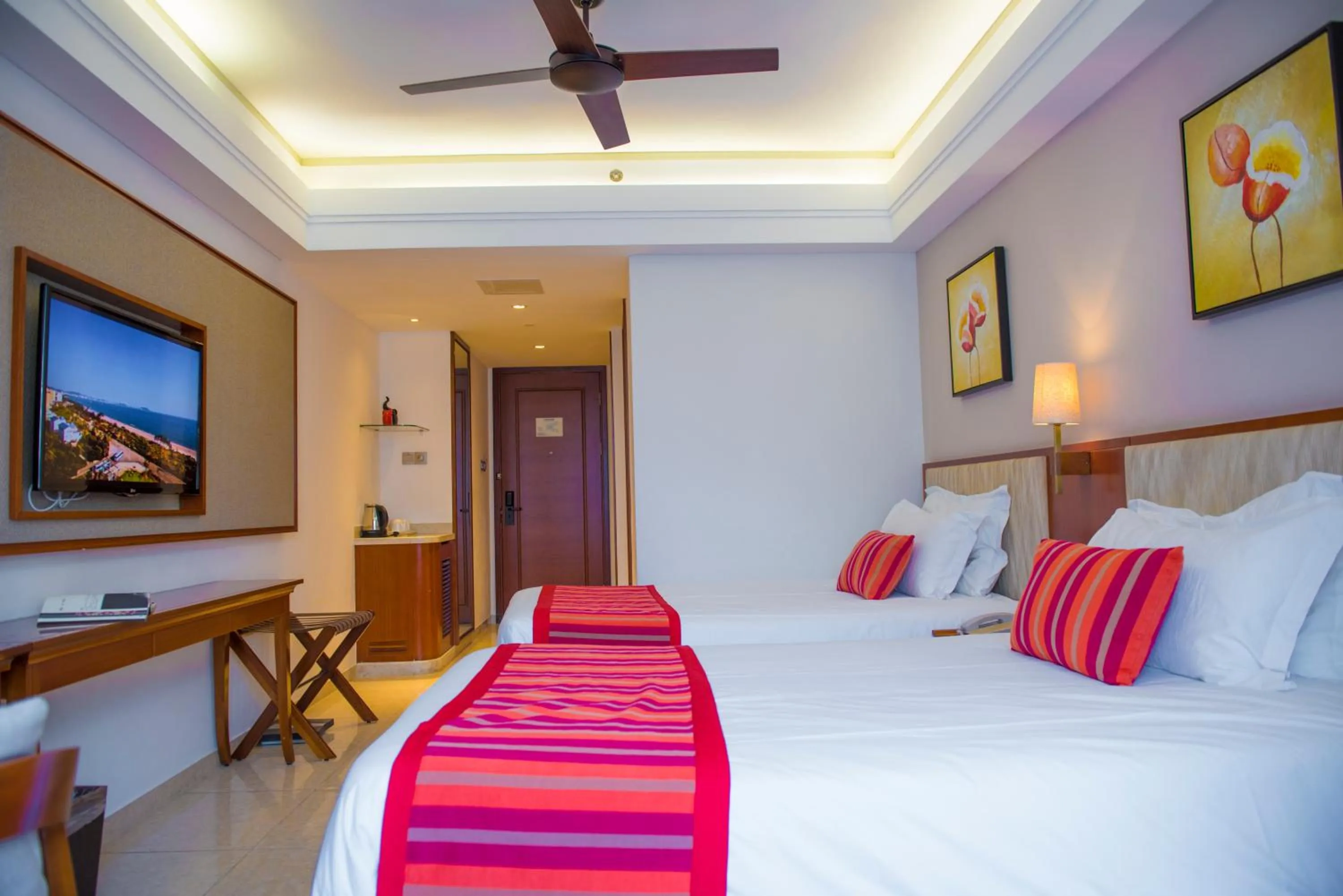 Bedroom, Bed in Sanya Seacube Holiday Hotel