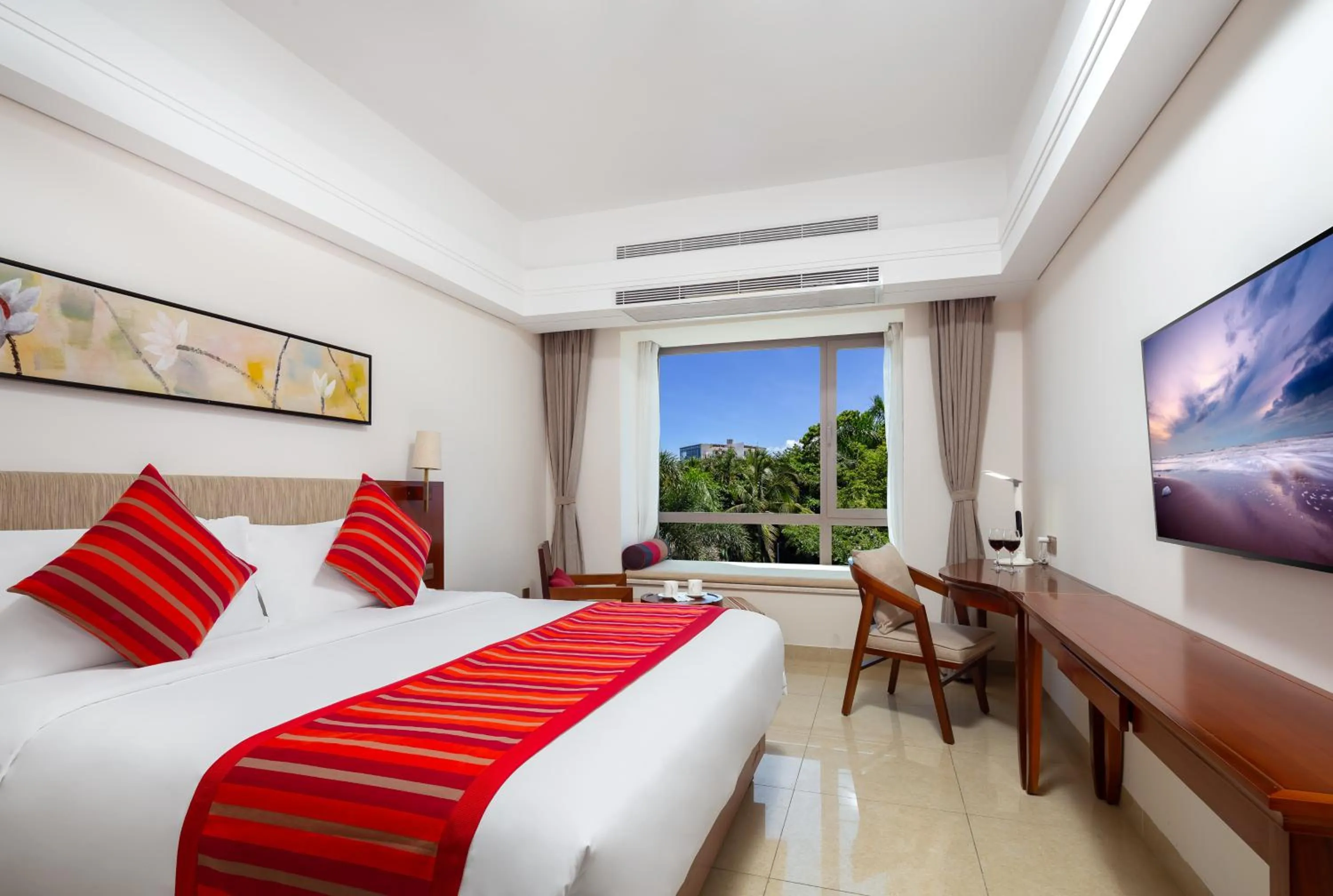 Photo of the whole room, Bed in Sanya Seacube Holiday Hotel