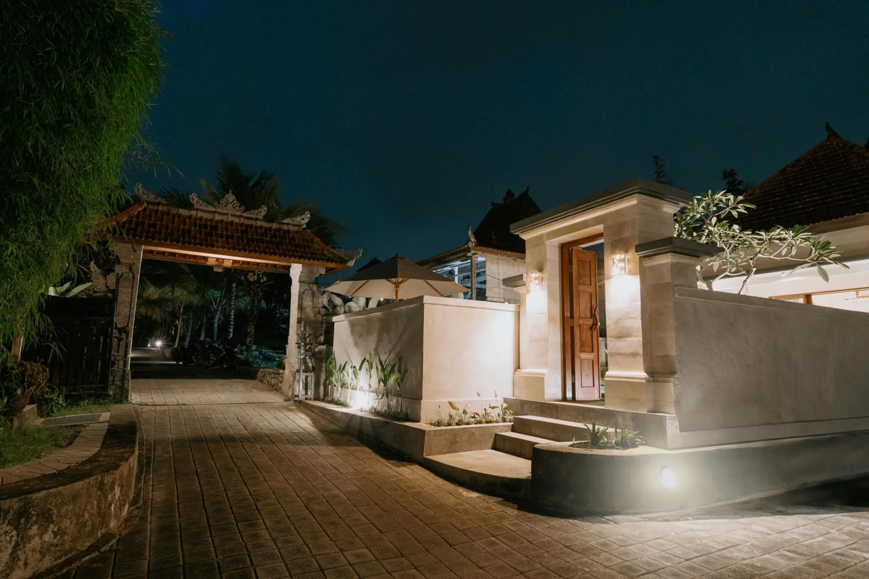 Facade/entrance in Meng Bengil Villa