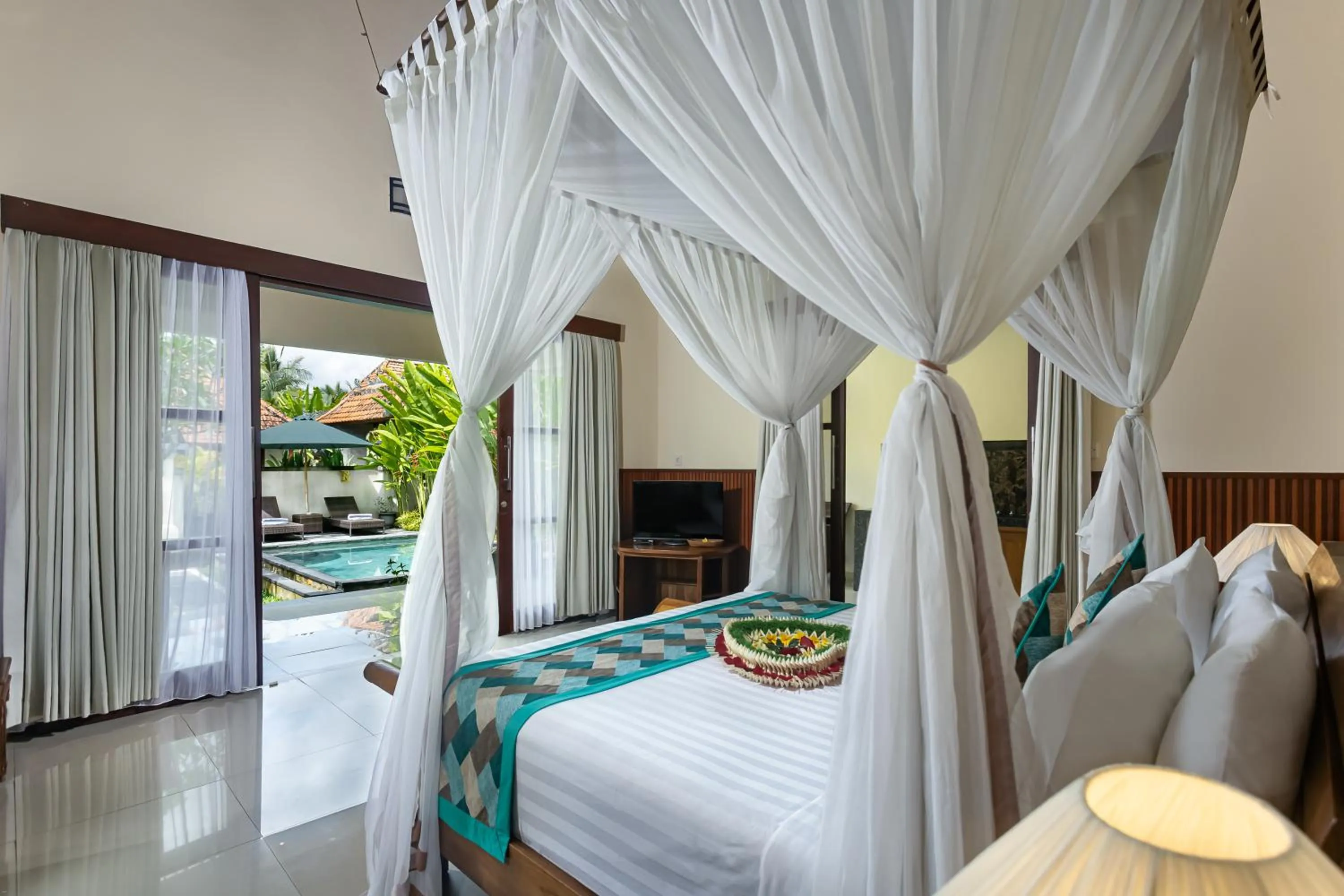 Bed in Meng Bengil Villa