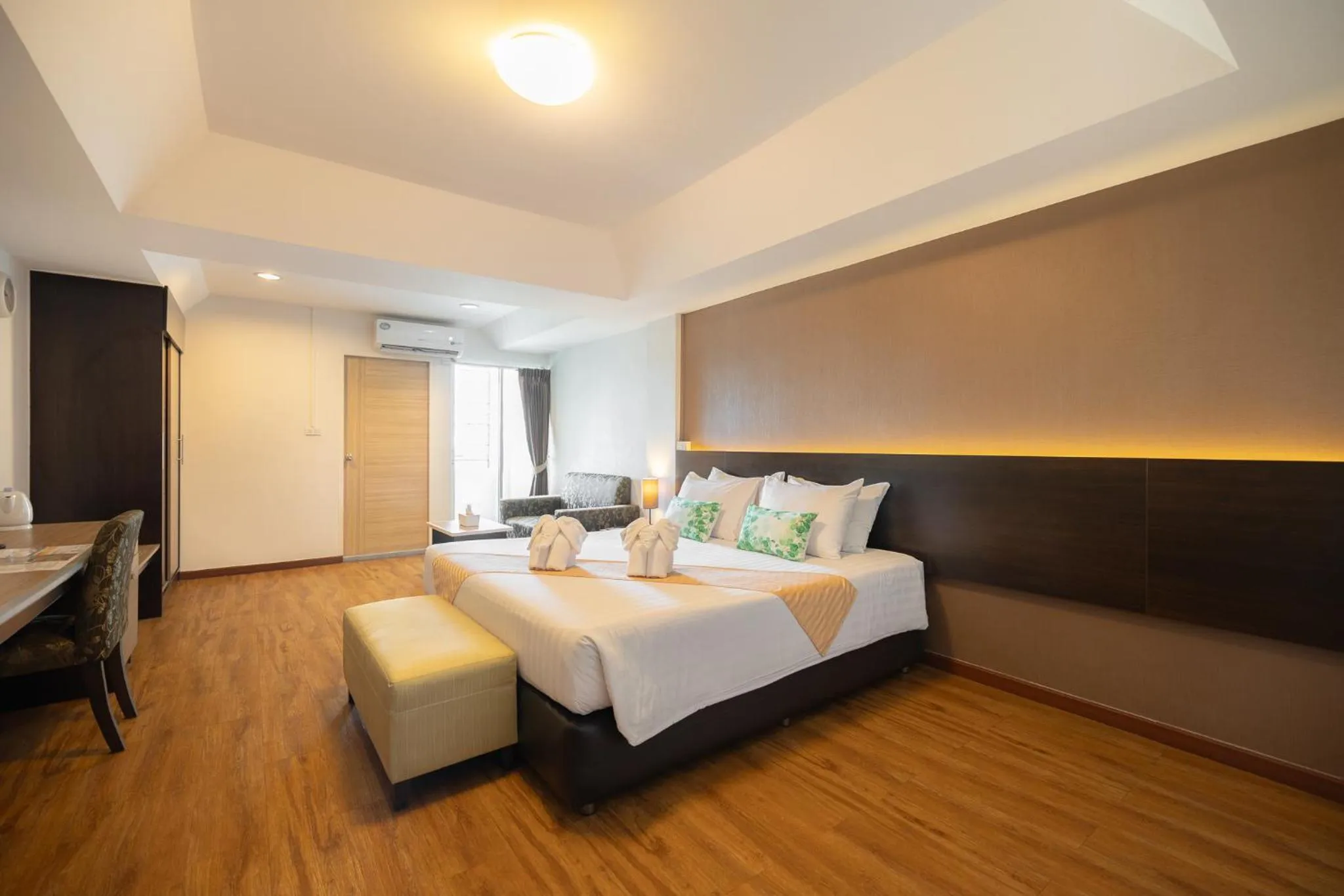 Photo of the whole room, Bed in Golden Jade Suvarnabhumi