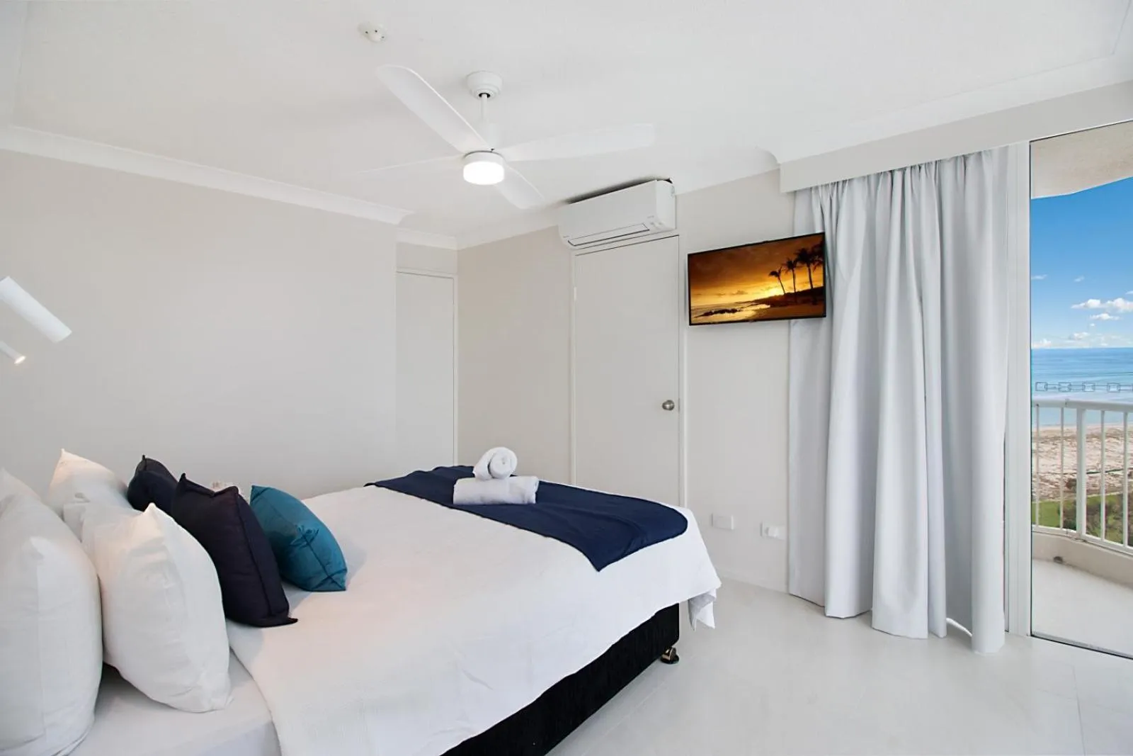 Bedroom, Bed in Meridian Tower Kirra Beach
