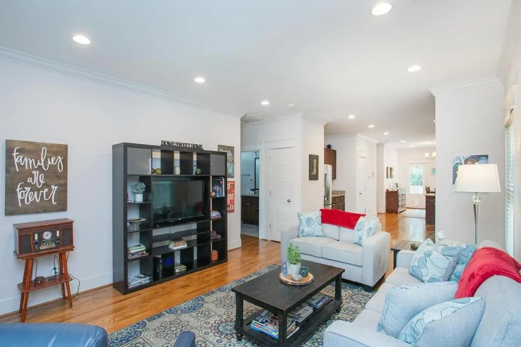 July Discount! Cottage Close to Downtown, Yard