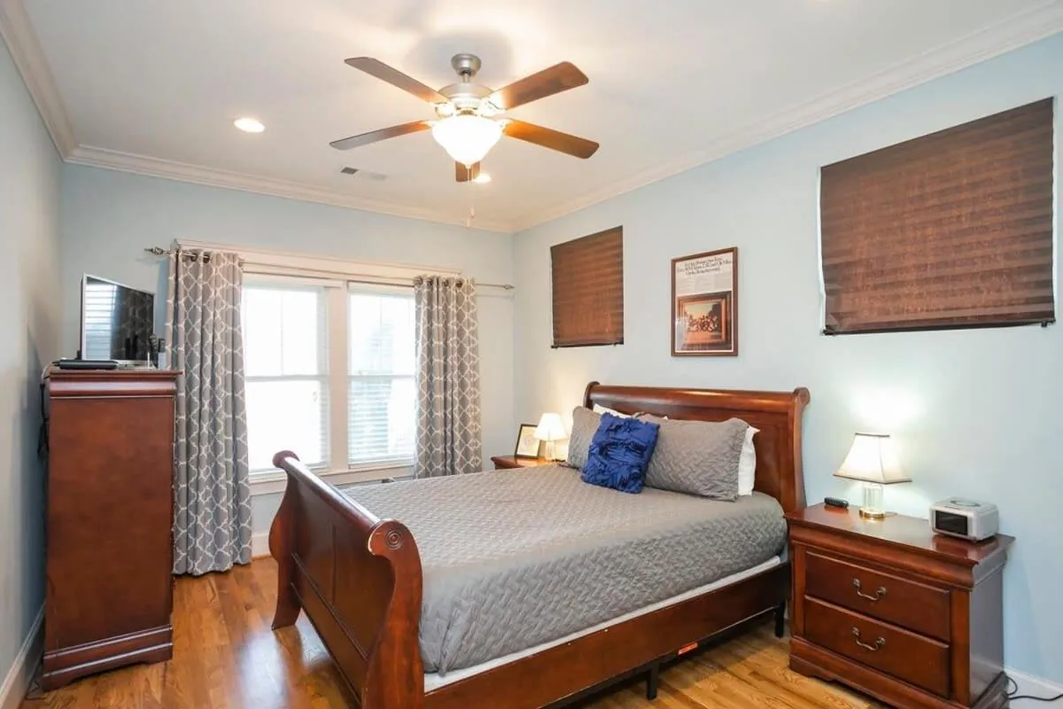 Bed in July Discount! Cottage Close to Downtown, Yard