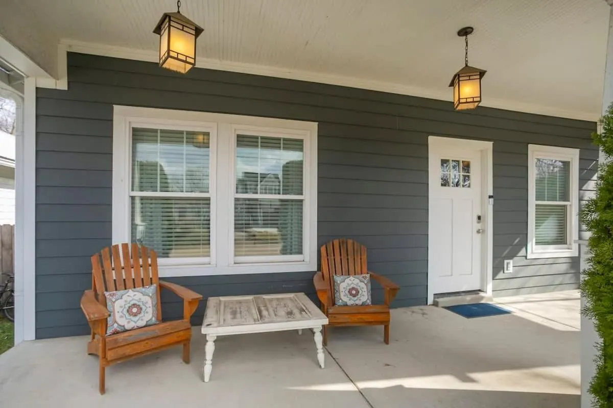 July Discount! Cottage Close to Downtown, Yard