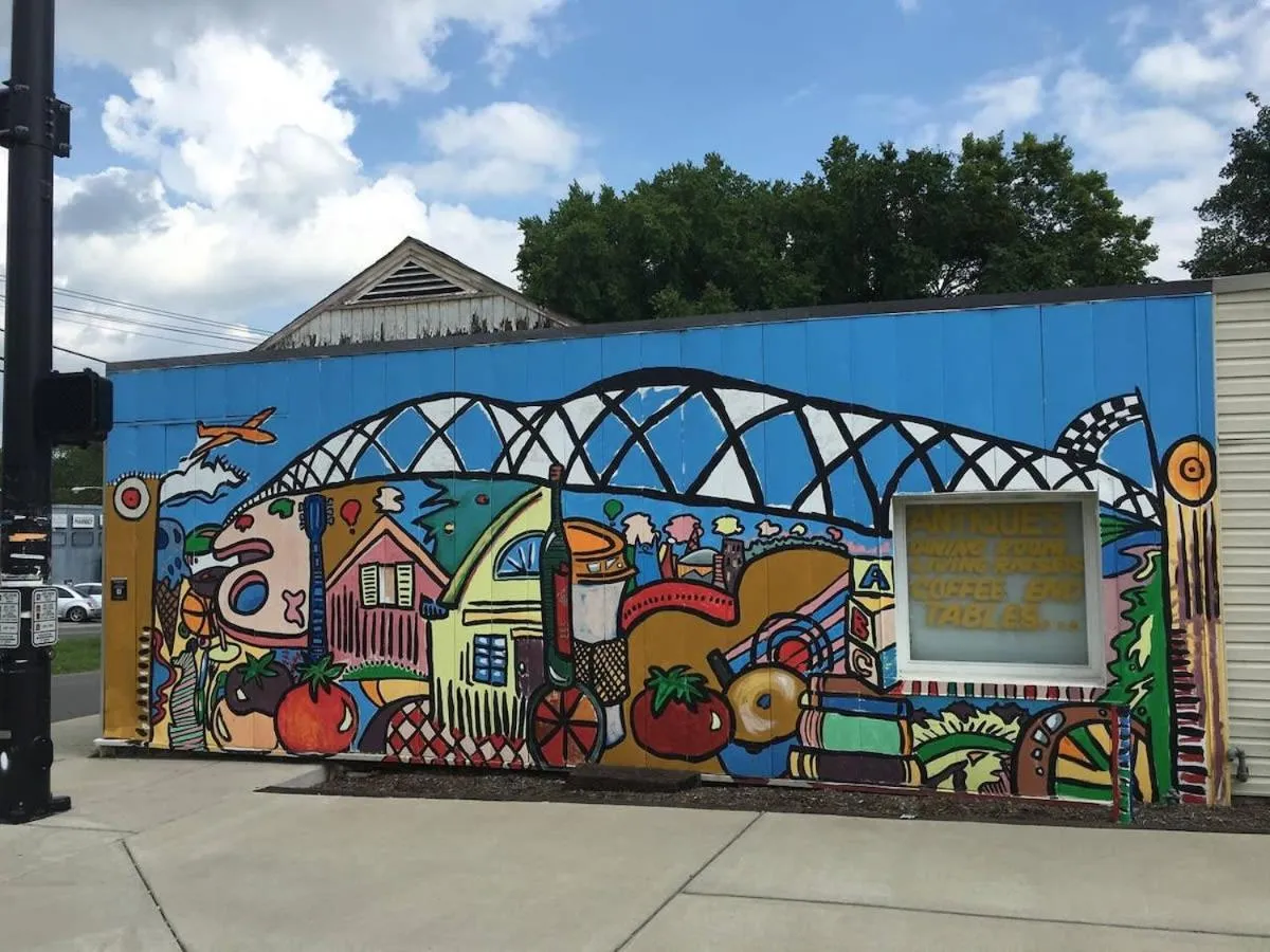 July Discount! Cottage Close to Downtown, Yard