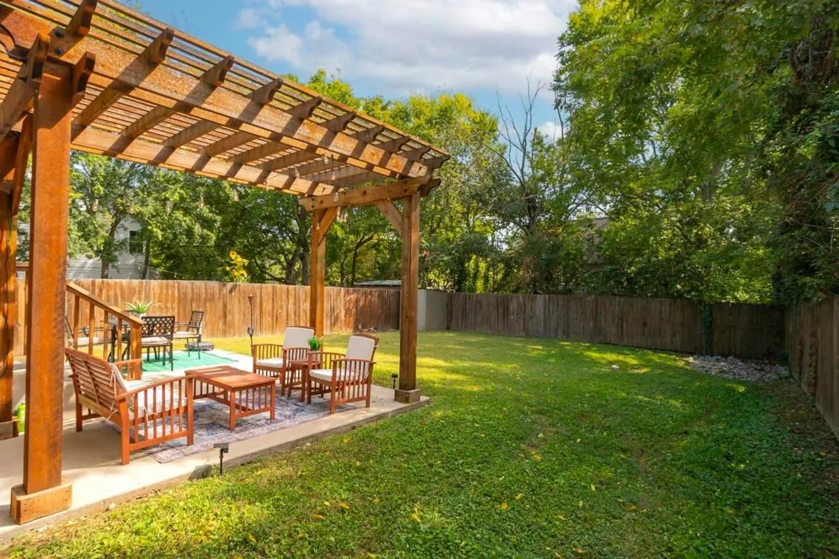 July Discount! Cottage Close to Downtown, Yard