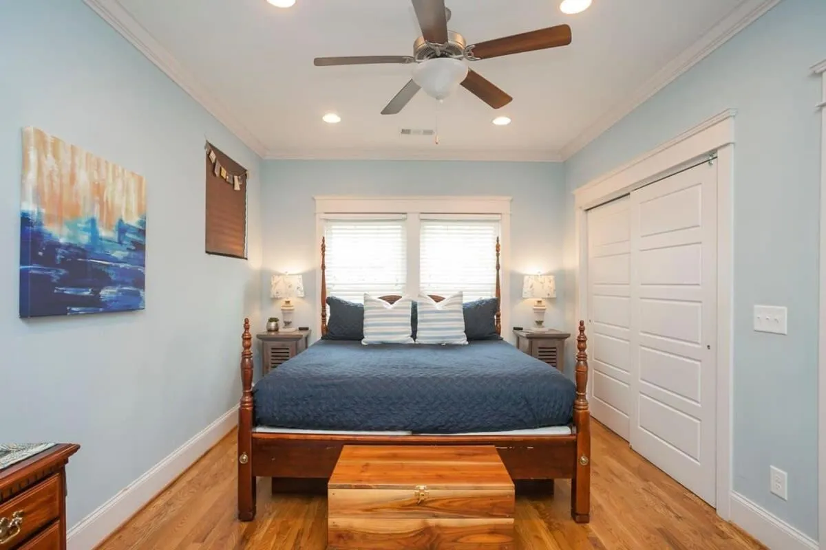 Bed in July Discount! Cottage Close to Downtown, Yard