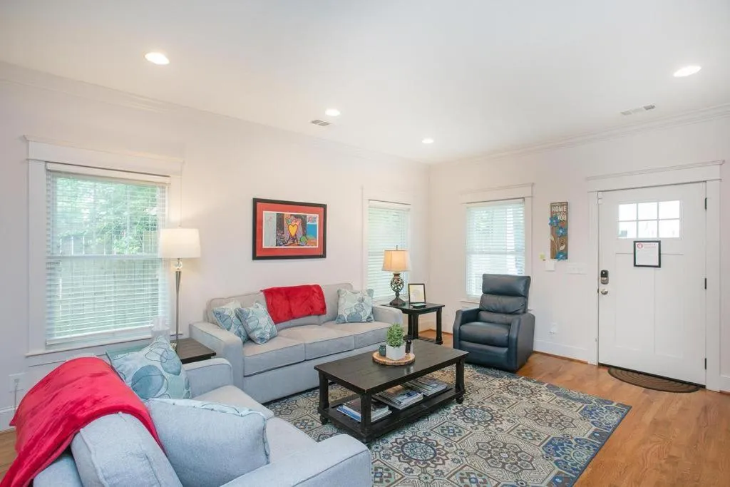 July Discount! Cottage Close to Downtown, Yard