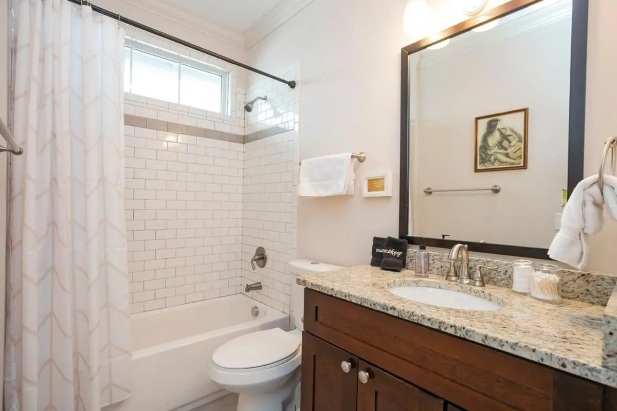 July Discount! Cottage Close to Downtown, Yard