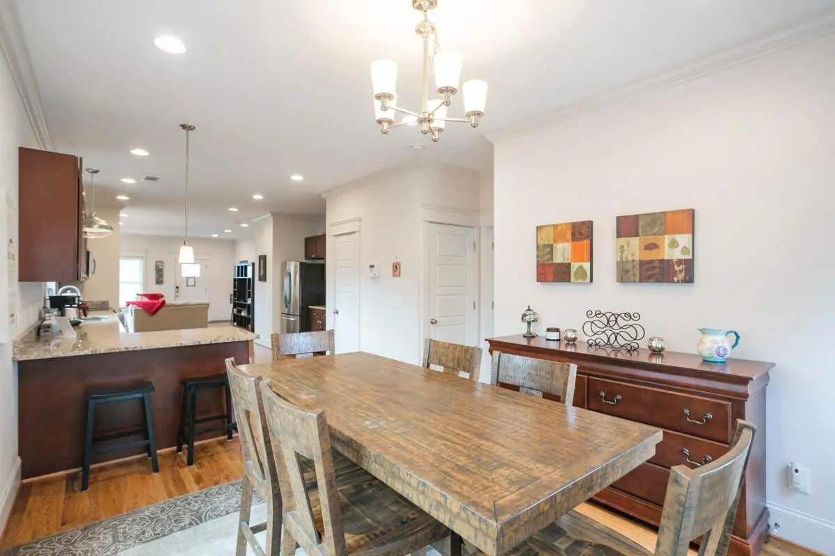 July Discount! Cottage Close to Downtown, Yard