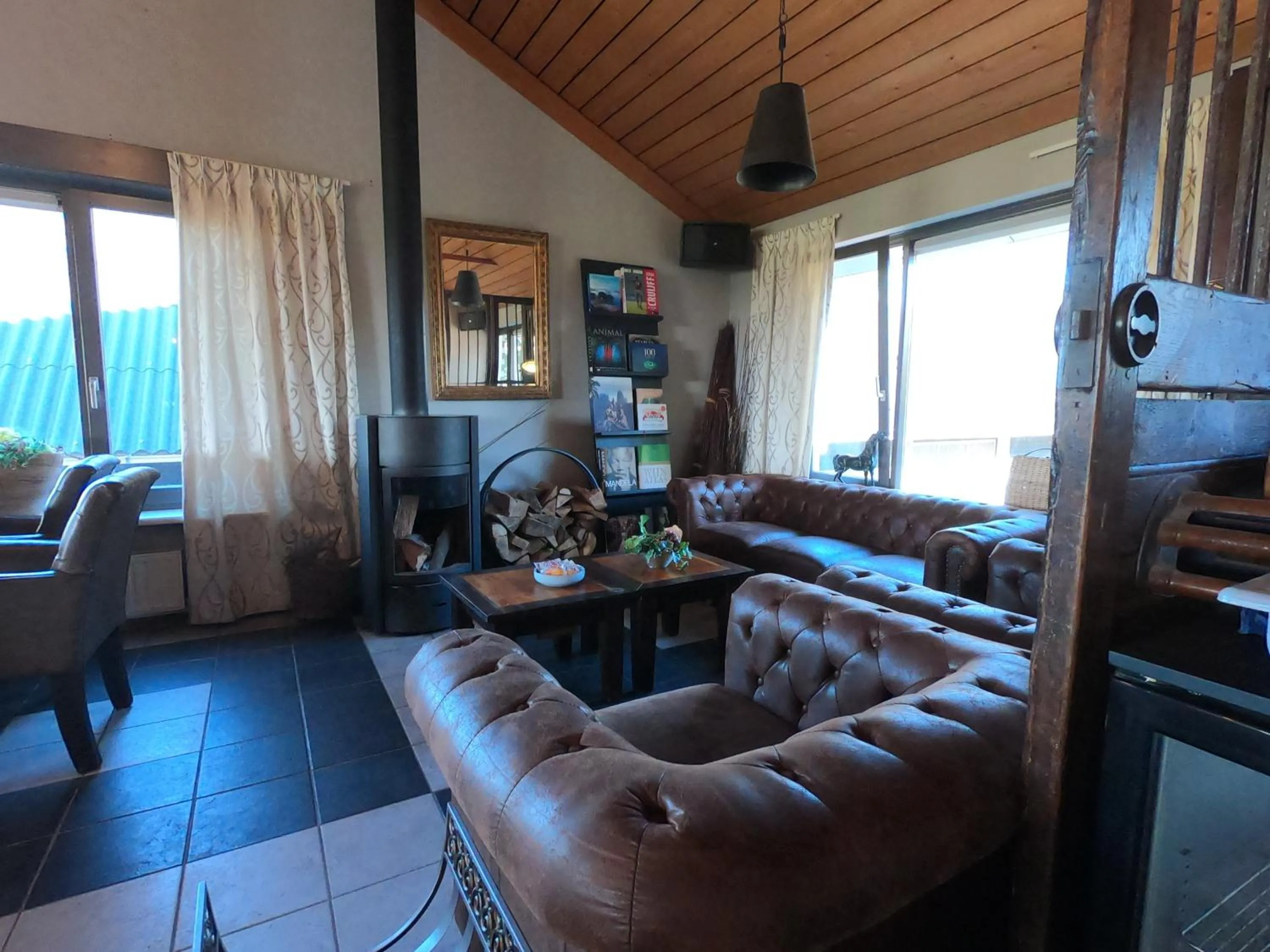 Lounge or bar in Human & Horse Hotel