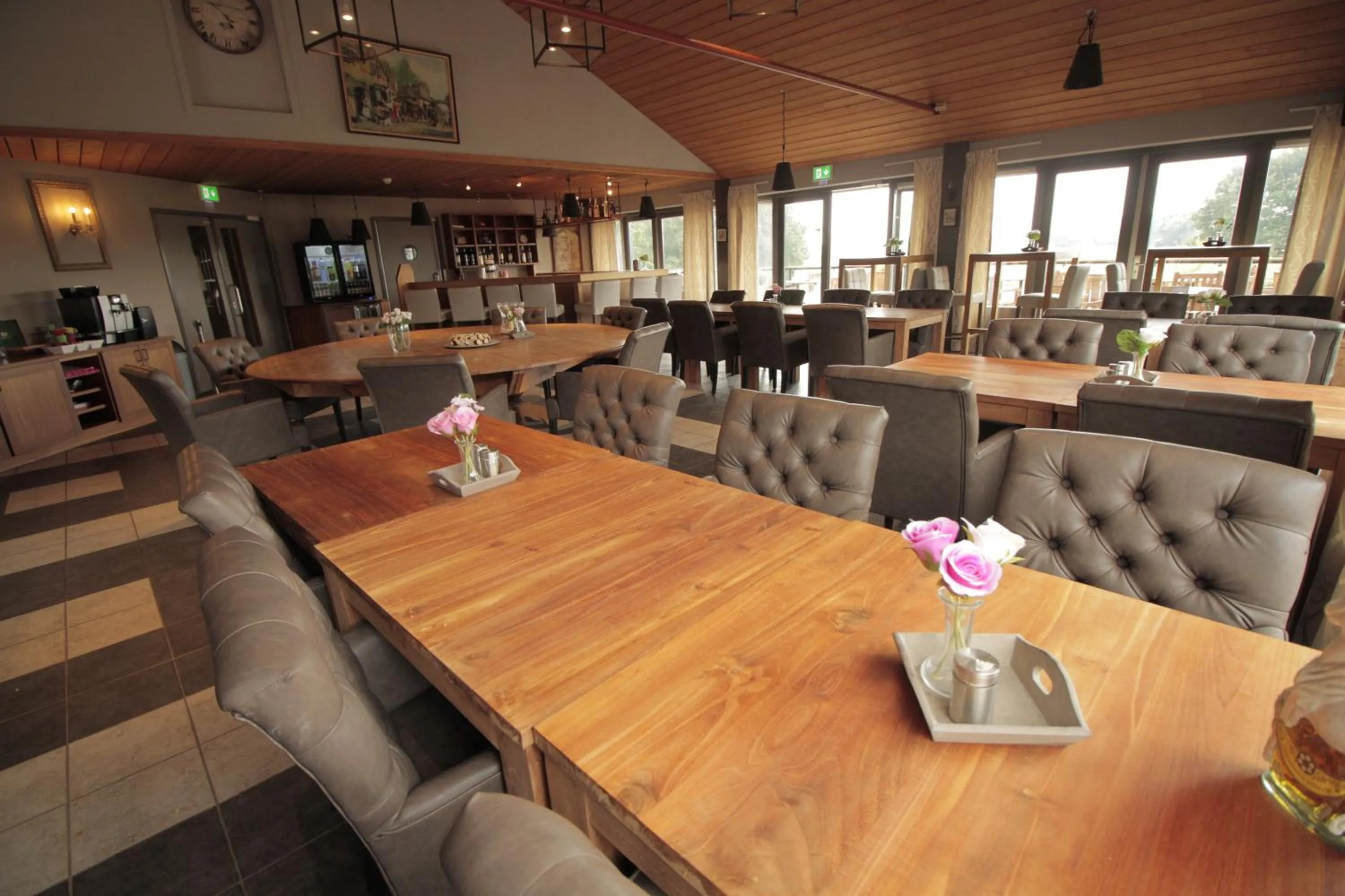 Restaurant/places to eat in Human & Horse Hotel