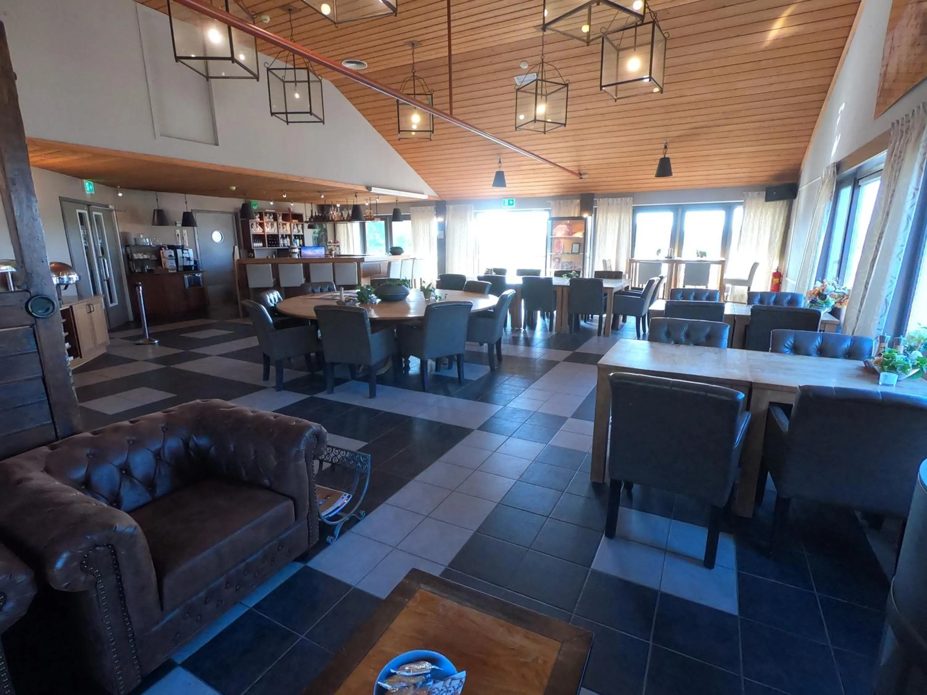 Restaurant/places to eat in Human & Horse Hotel