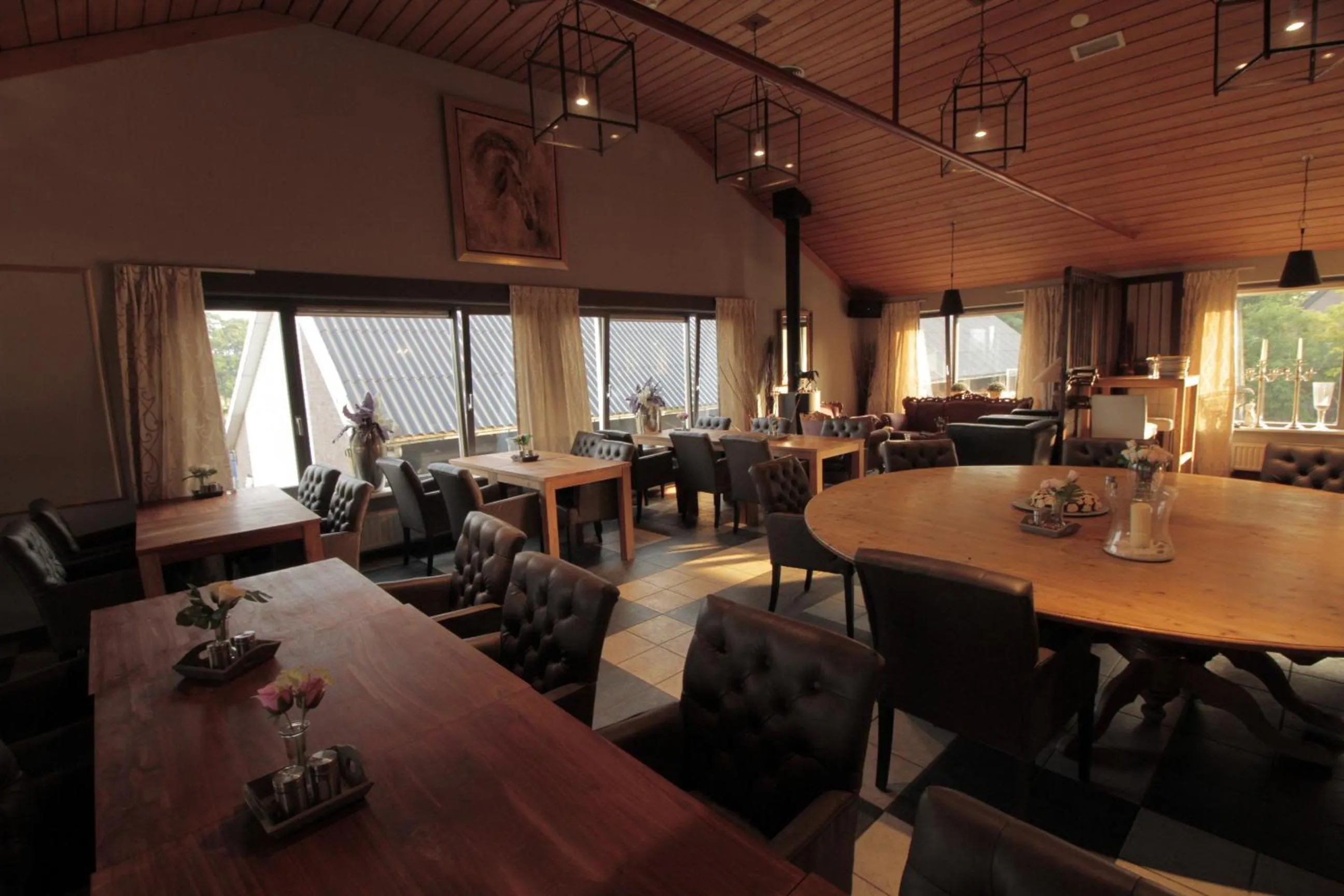 Restaurant/places to eat in Human & Horse Hotel