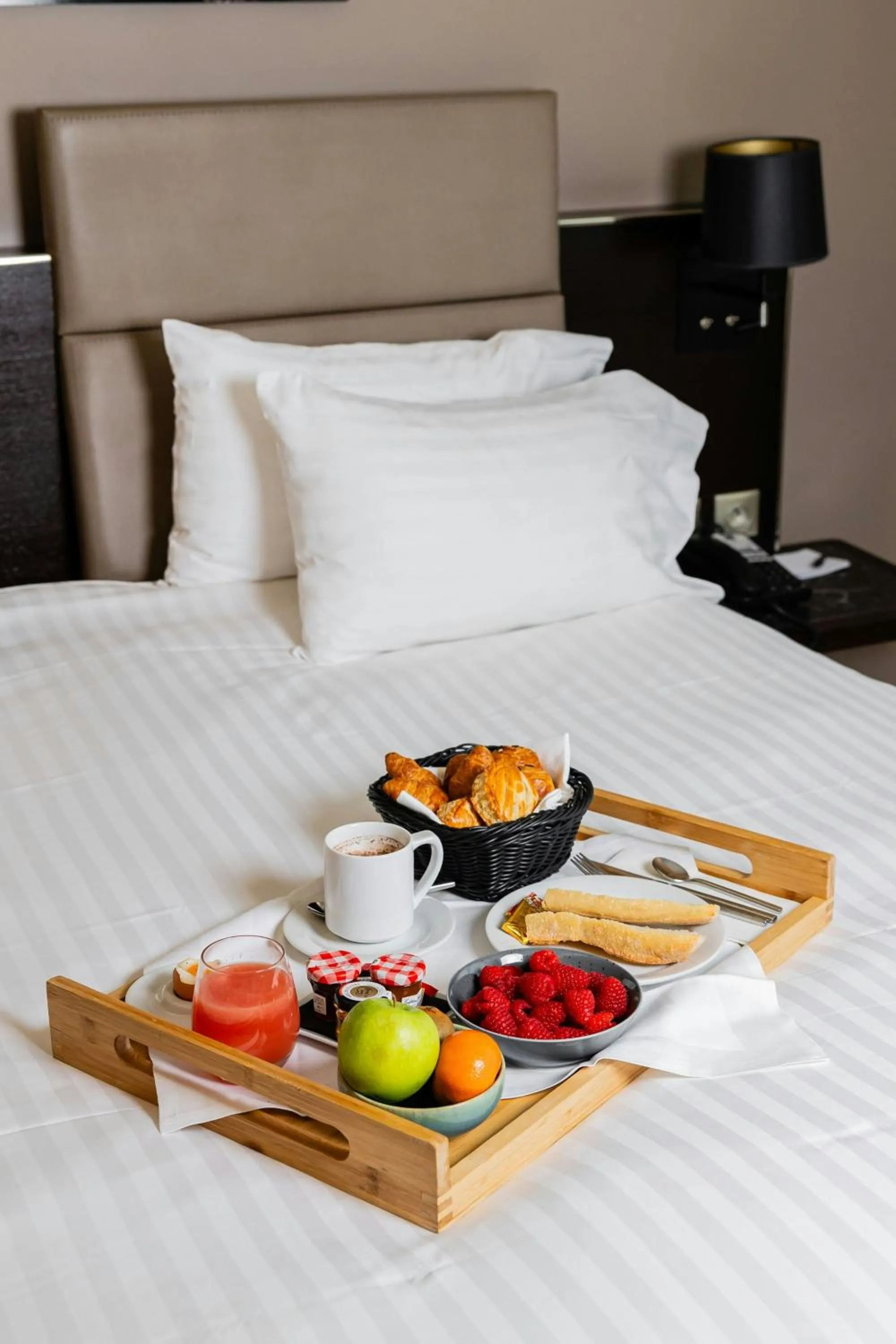 Breakfast, Bed in AC Hotel Paris Porte Maillot by Marriott