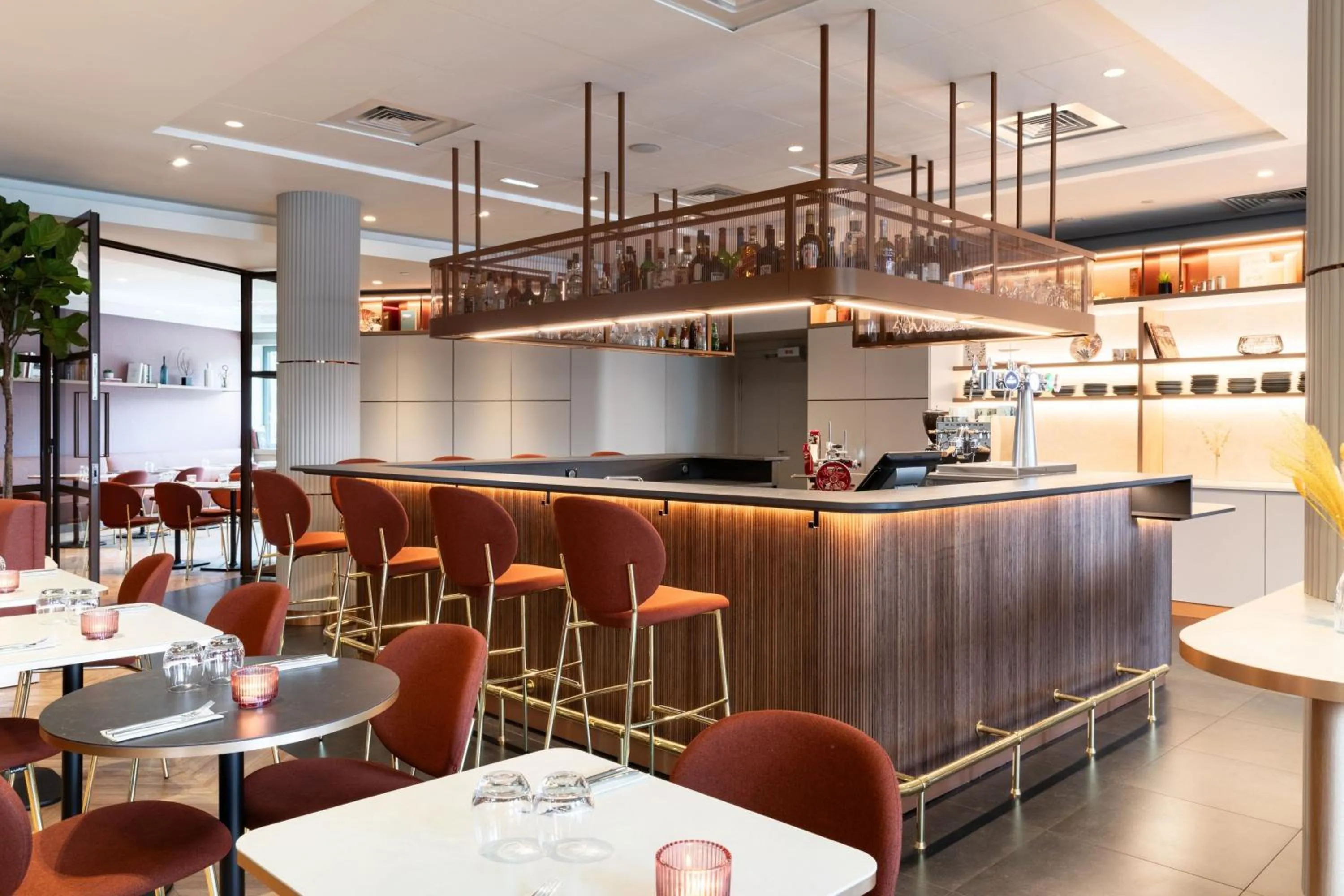 Lounge or bar in AC Hotel Paris Porte Maillot by Marriott