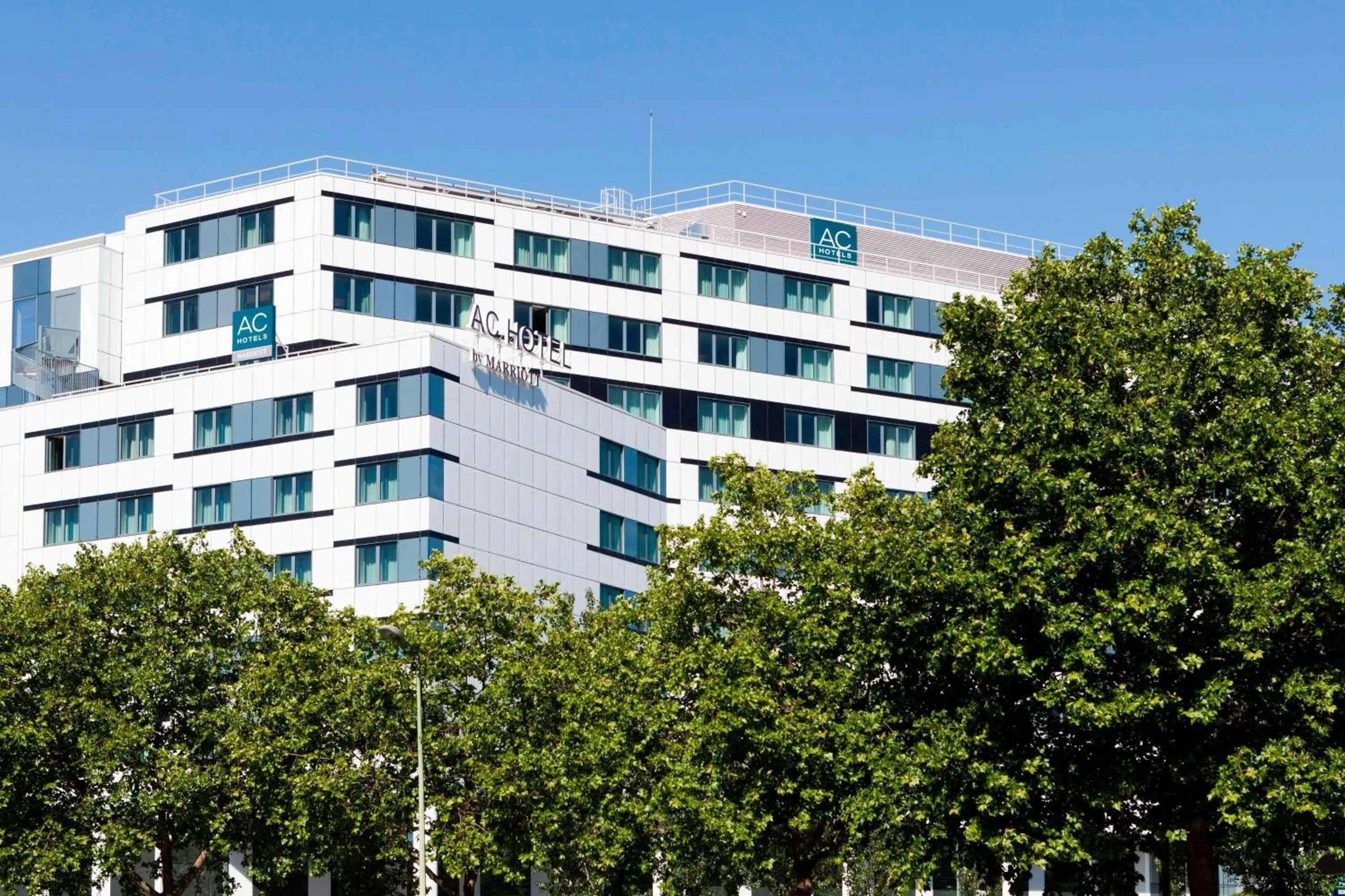 Property building in AC Hotel Paris Porte Maillot by Marriott