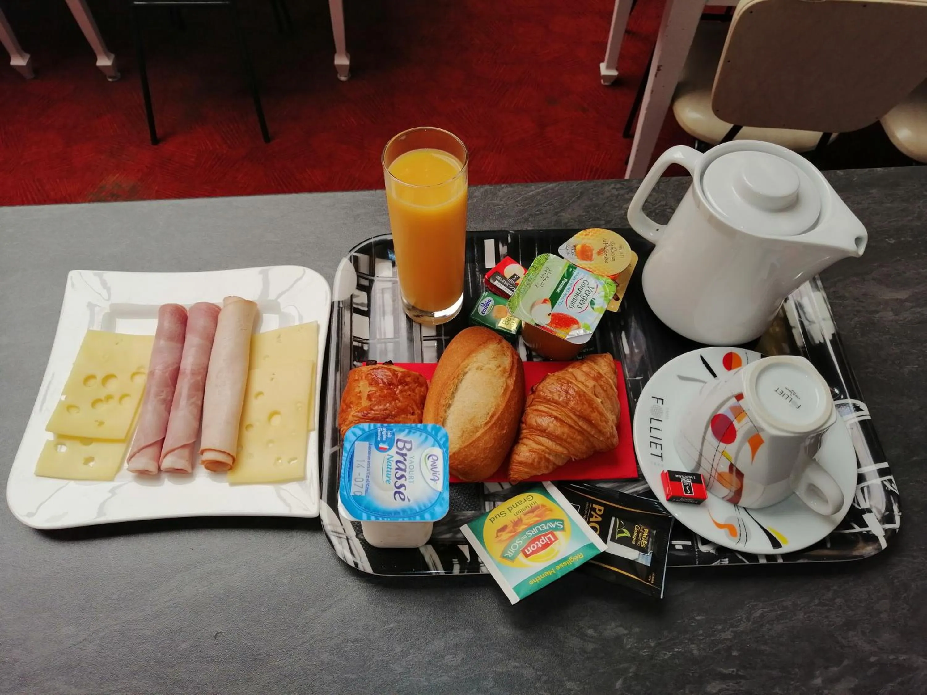 Breakfast in hôtel le Celtic Montluçon
