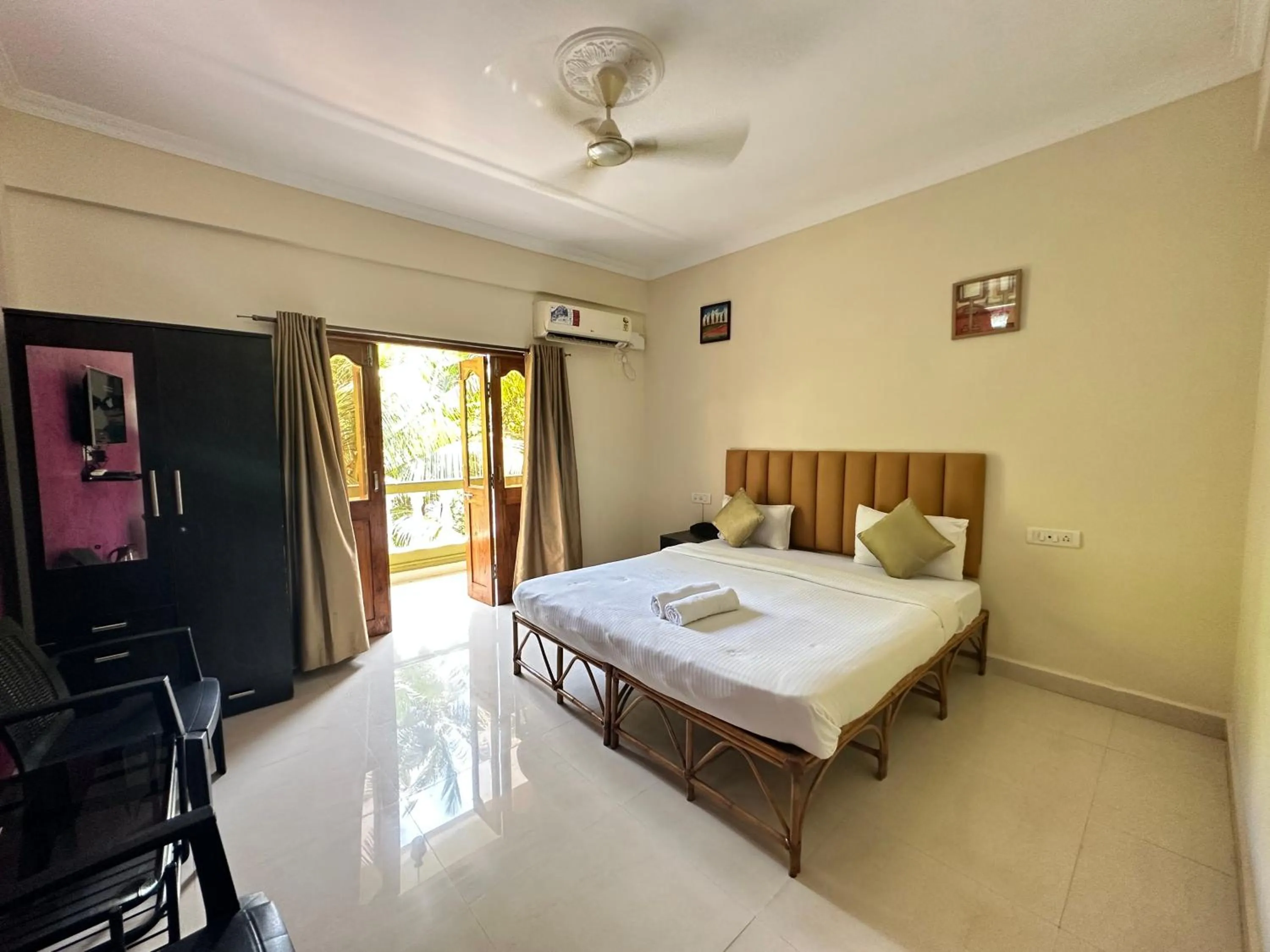 Photo of the whole room, Bed in Hotel Leela Inn
