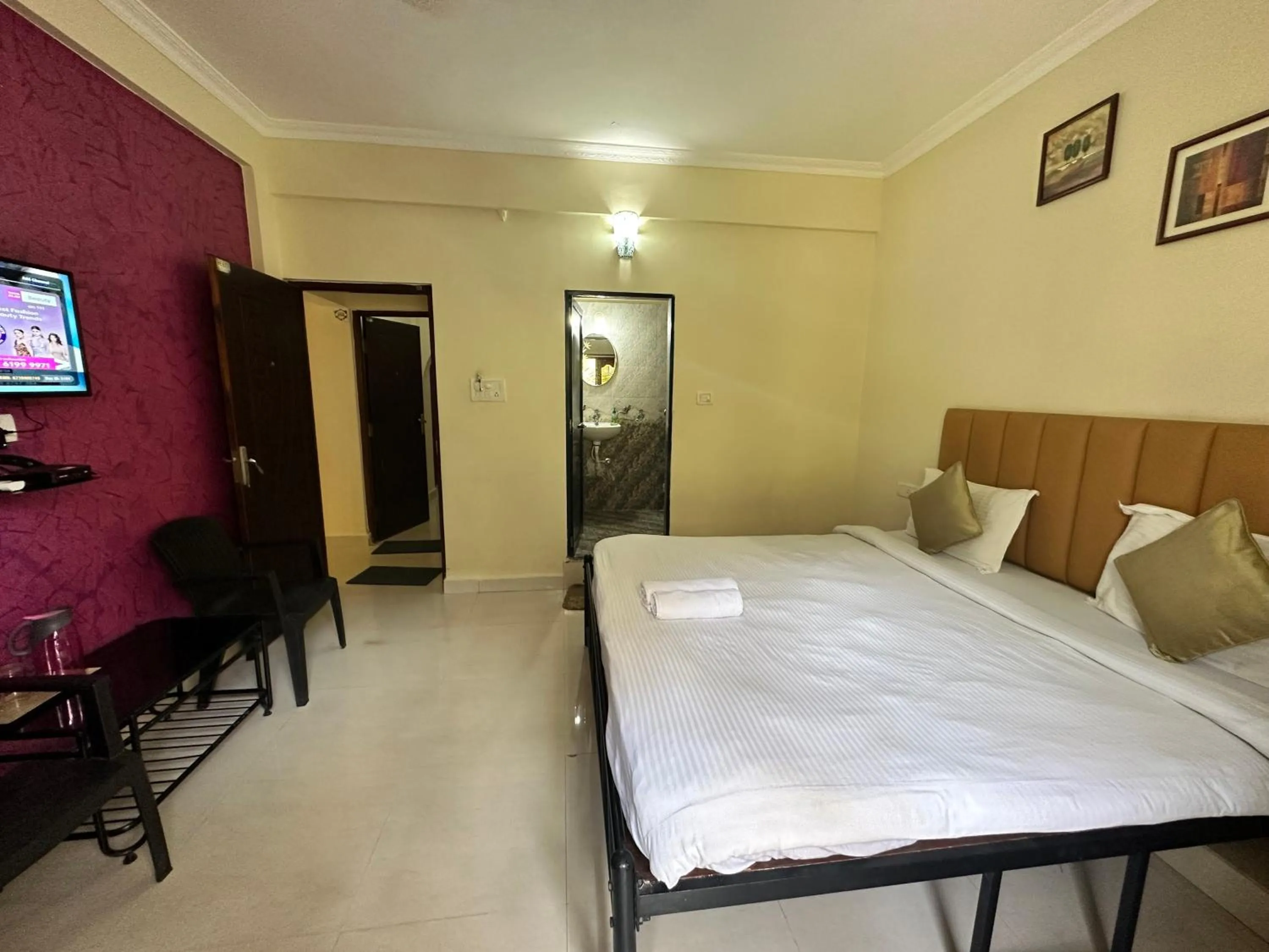 Photo of the whole room, Bed in Hotel Leela Inn