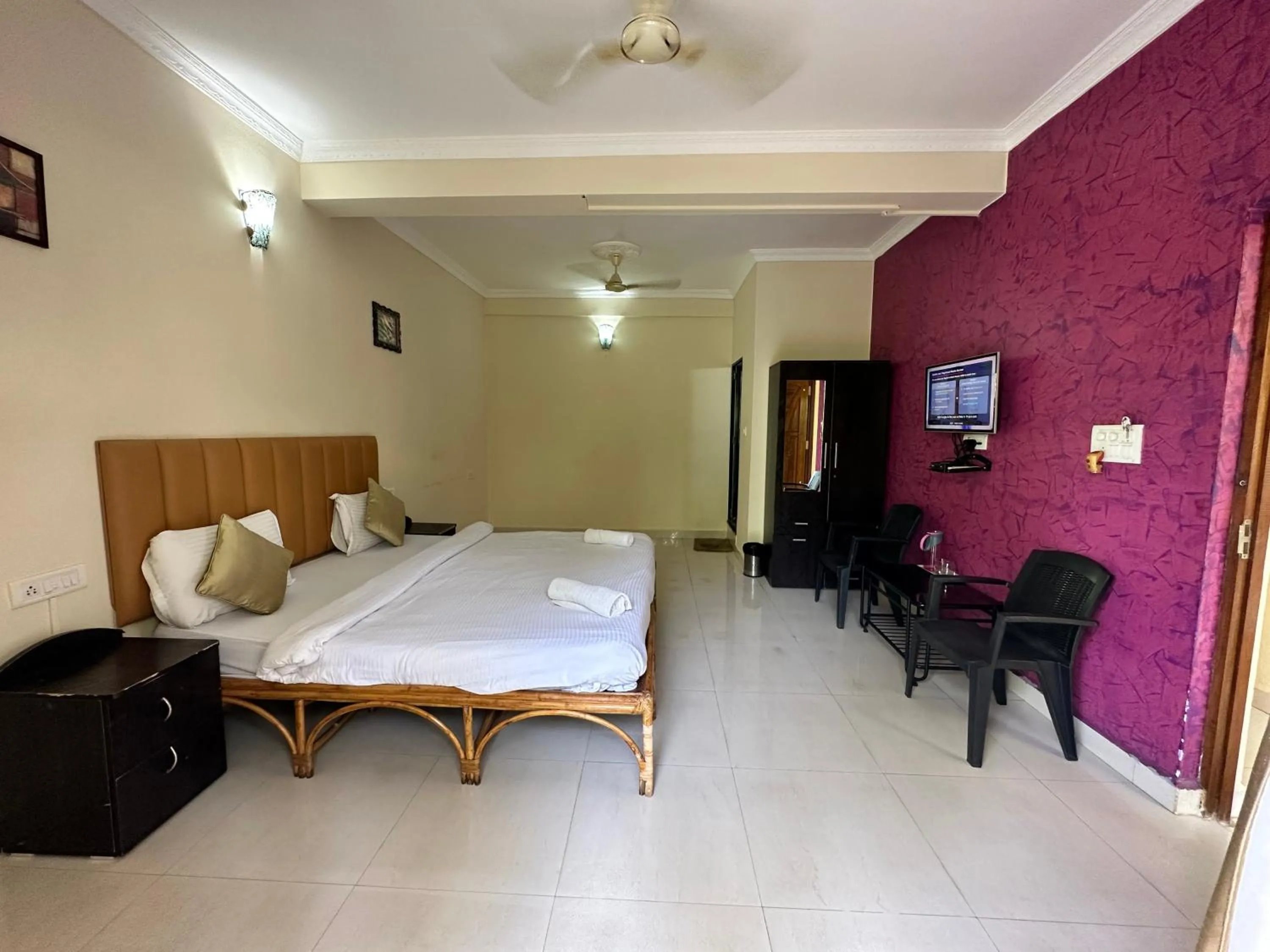 TV and multimedia, Bed in Hotel Leela Inn