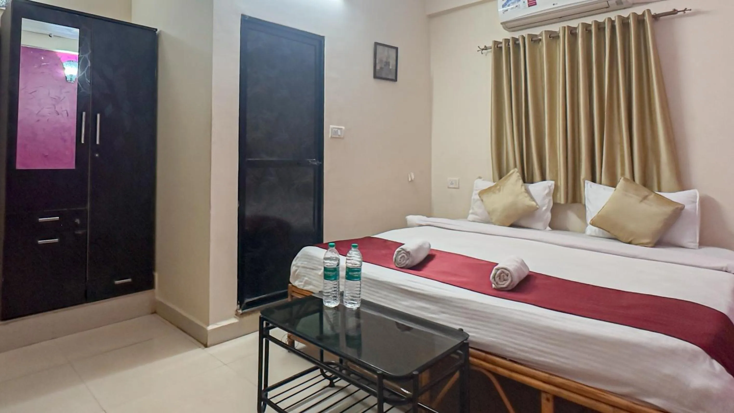 Photo of the whole room, Bed in Hotel Leela Inn