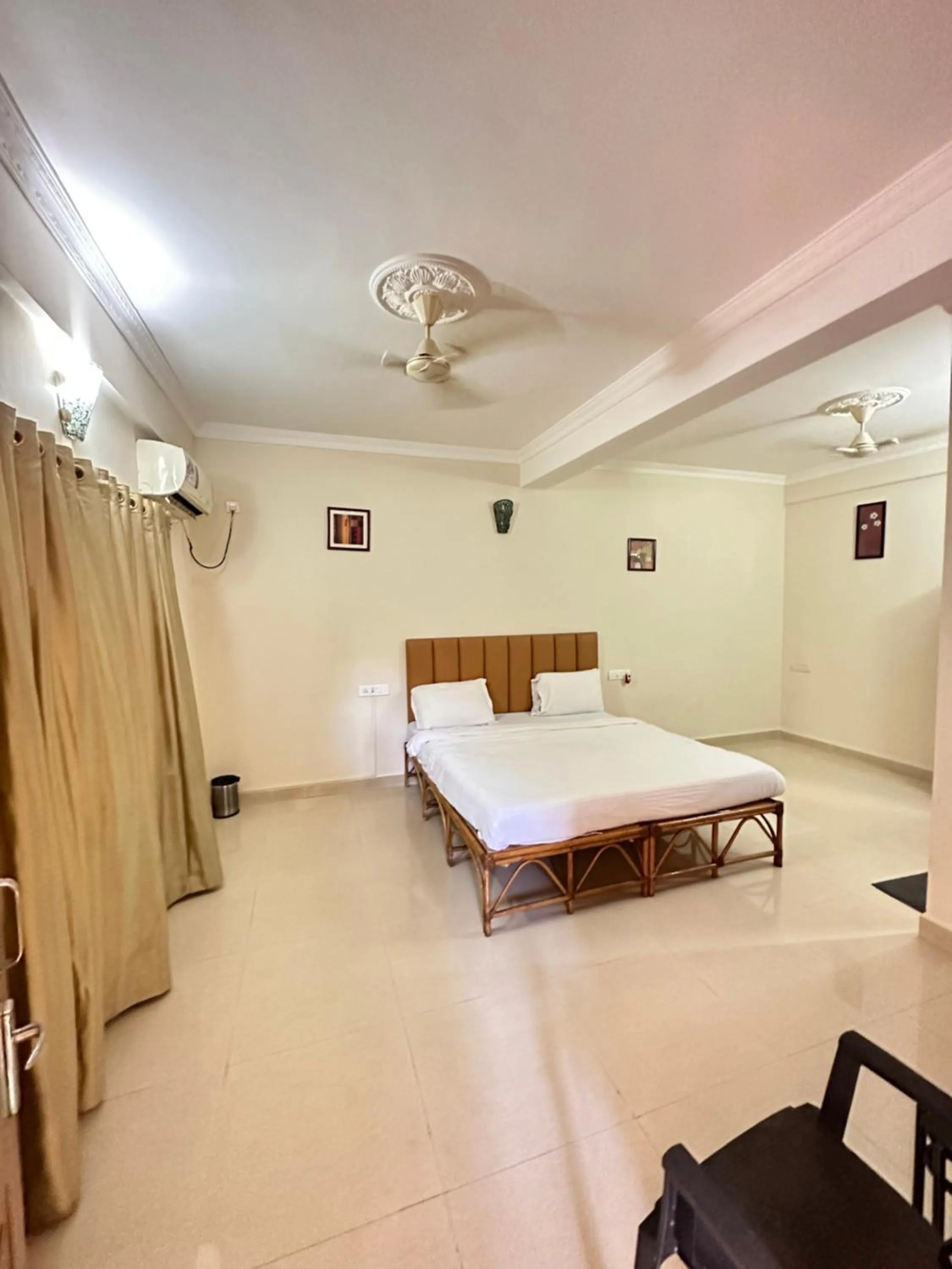 Photo of the whole room, Bed in Hotel Leela Inn