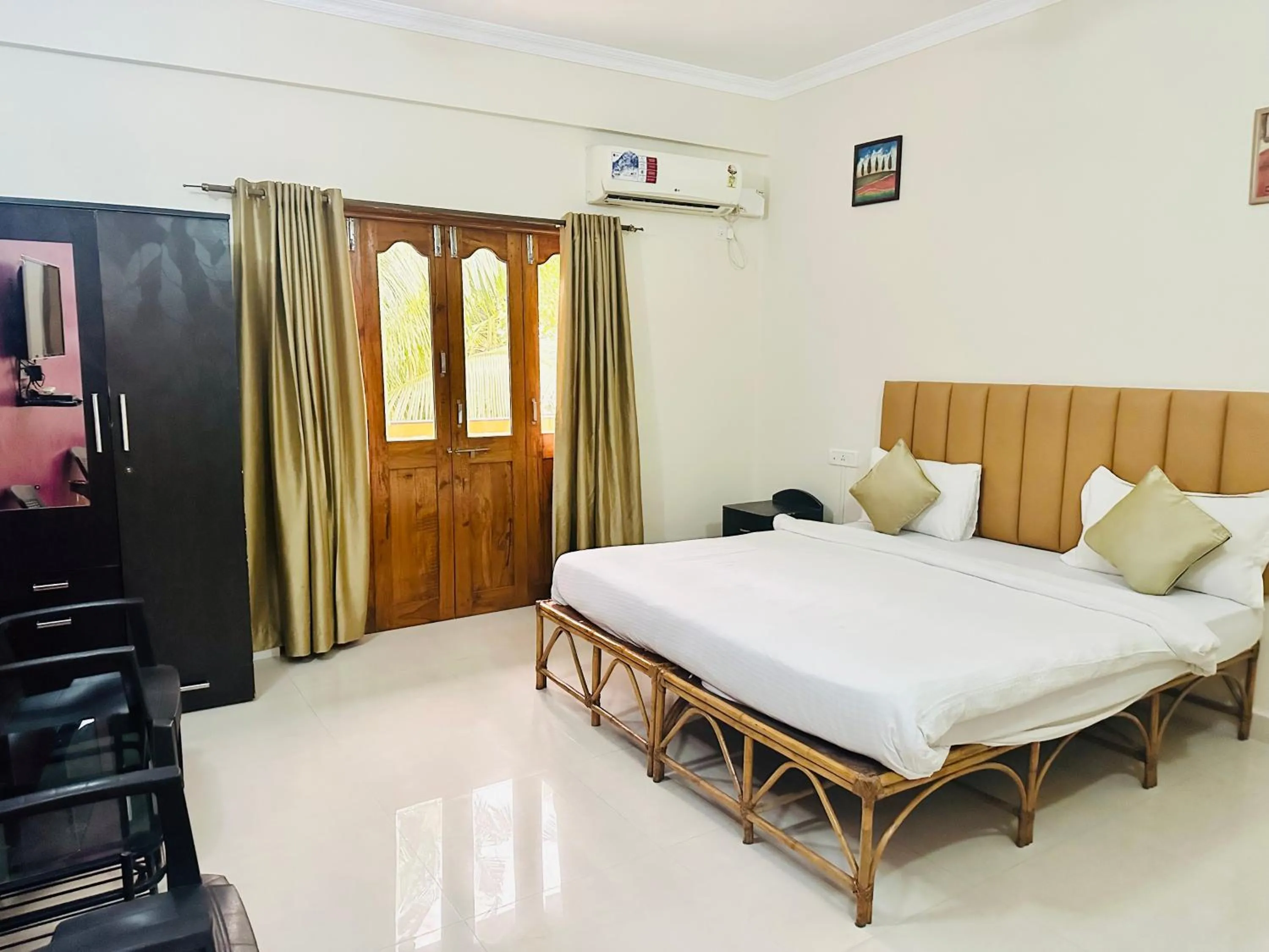 Bed in Hotel Leela Inn