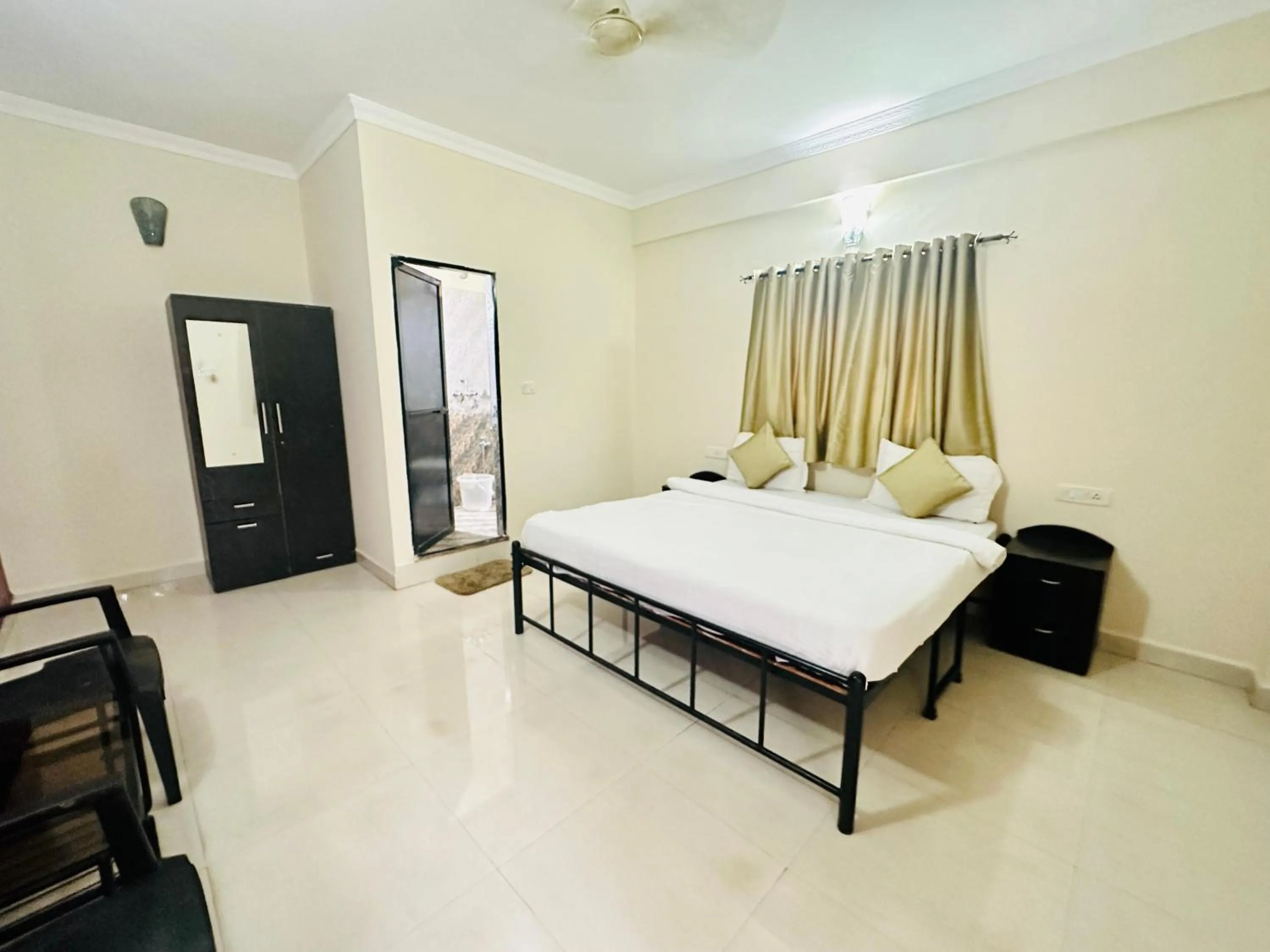 Bedroom, Bed in Hotel Leela Inn