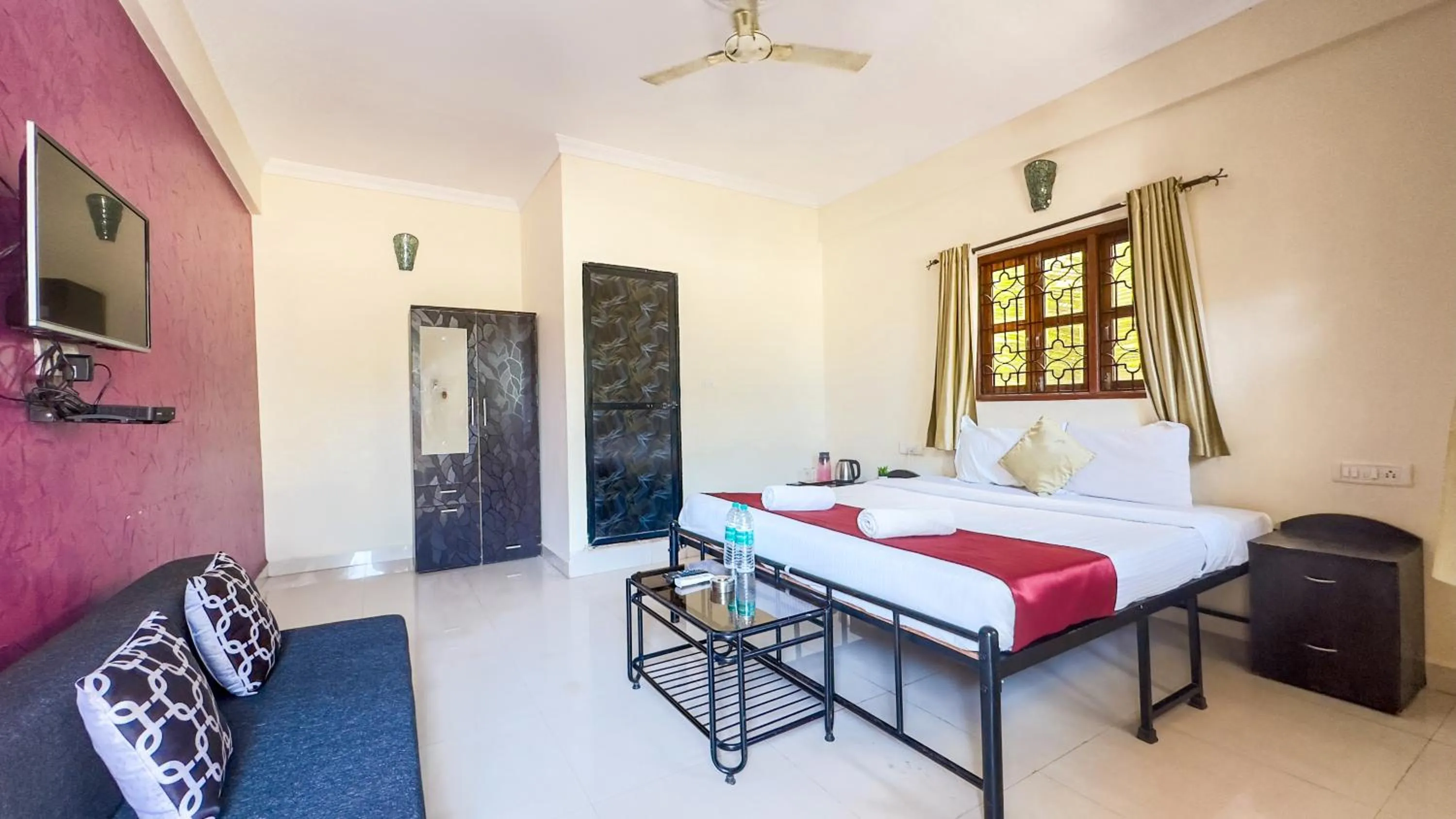 Bedroom, Bed in Hotel Leela Inn