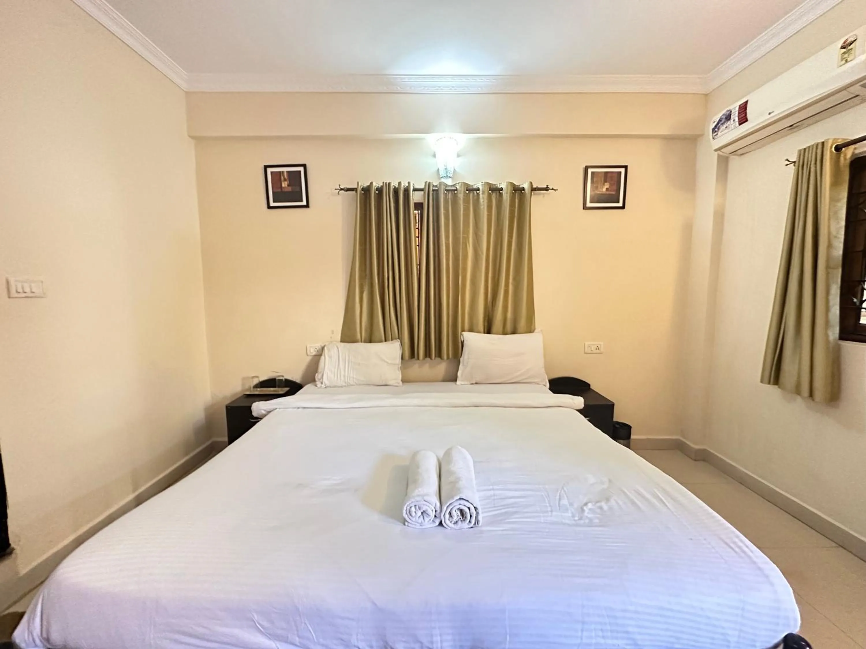 Bed in Hotel Leela Inn