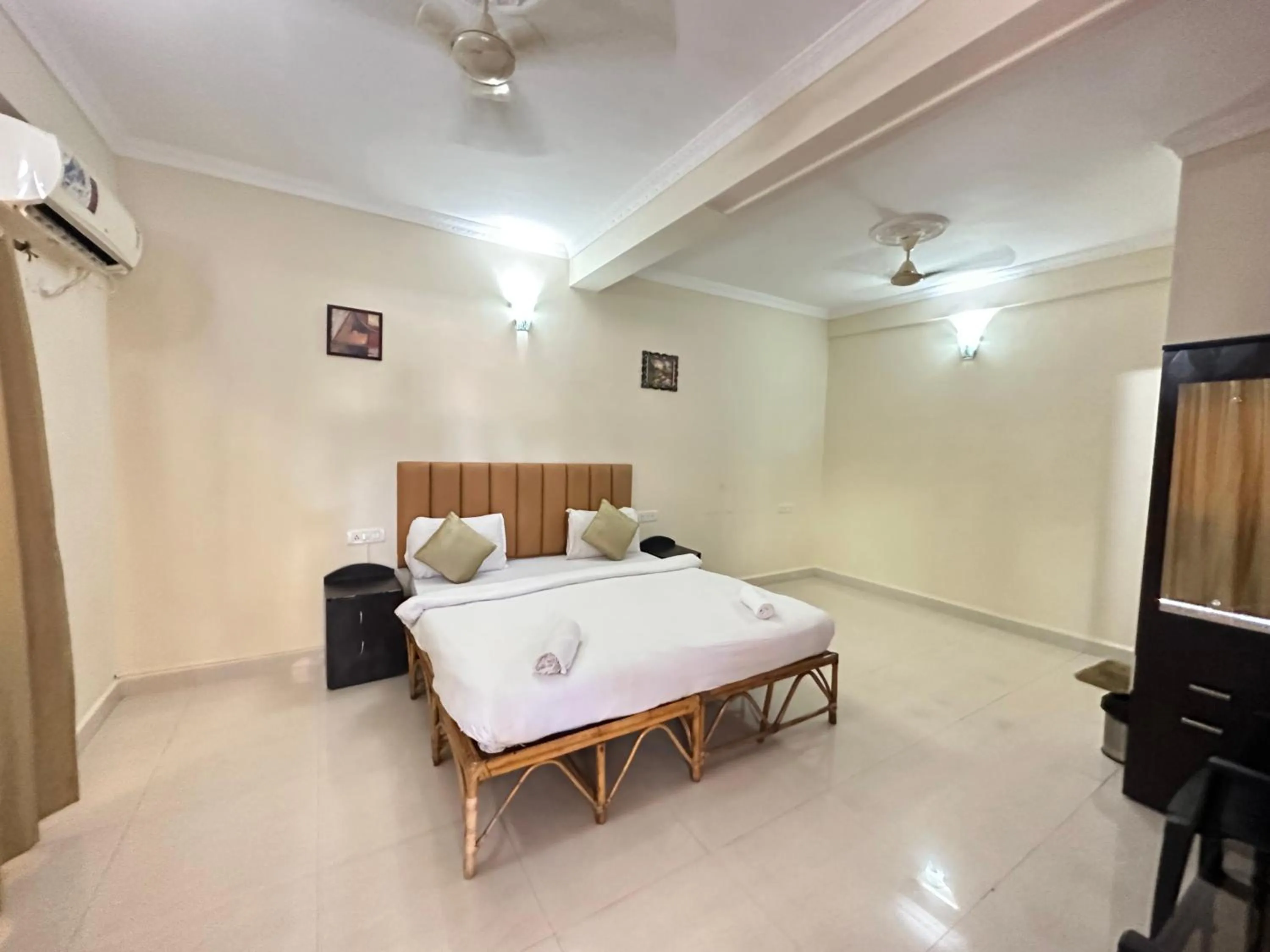 TV and multimedia, Bed in Hotel Leela Inn