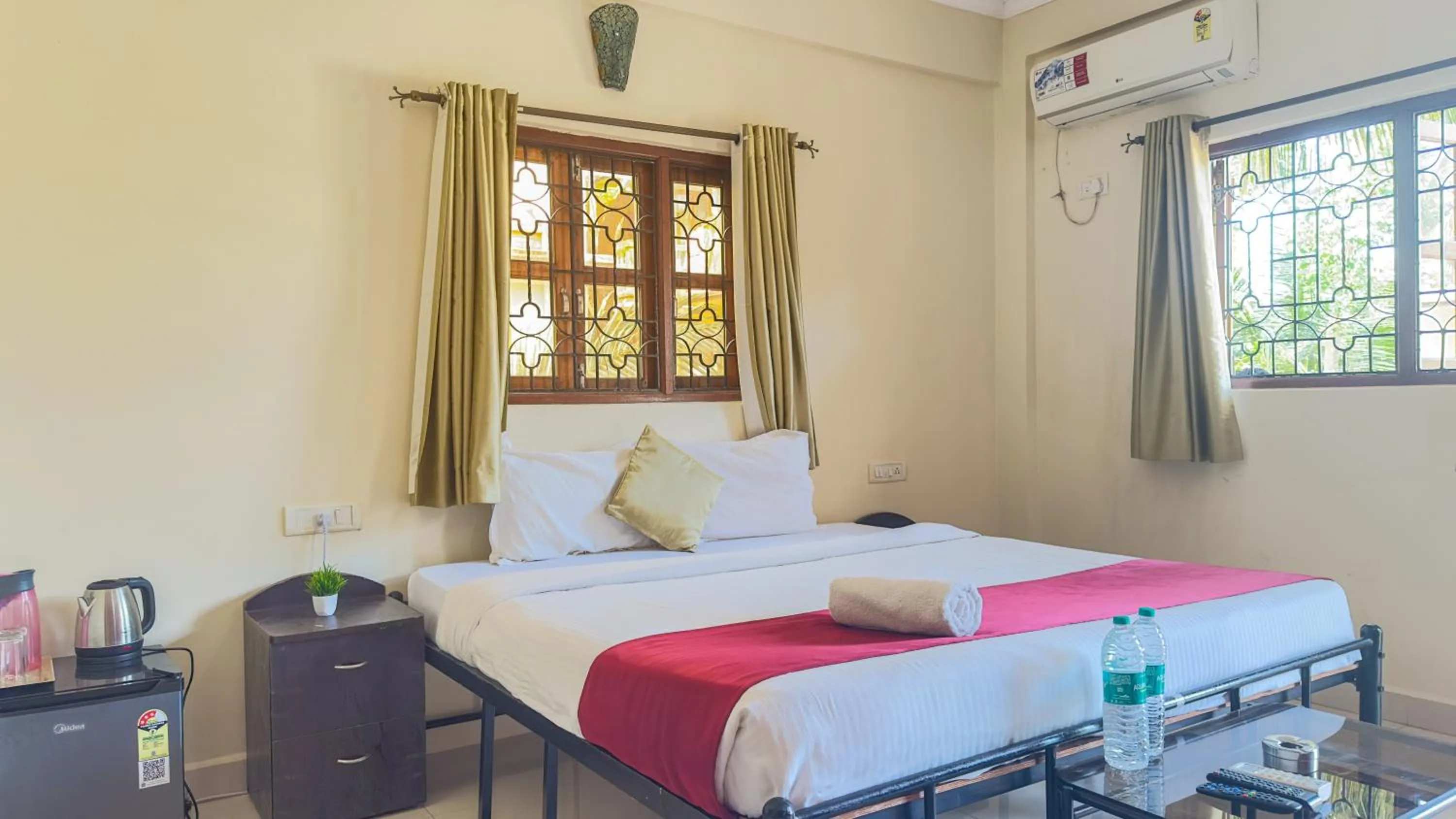 Photo of the whole room, Bed in Hotel Leela Inn