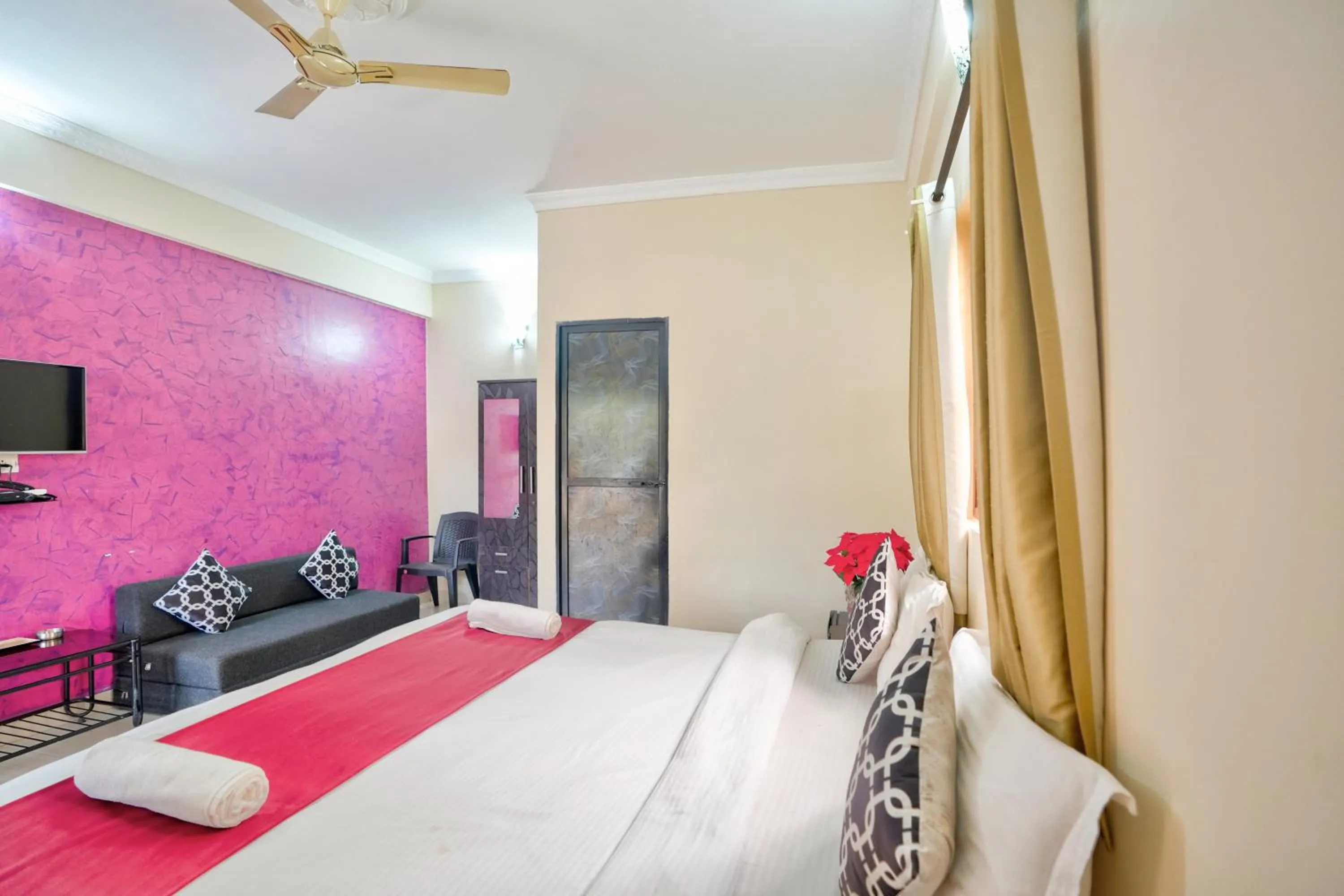 Bedroom, Bed in Hotel Leela Inn