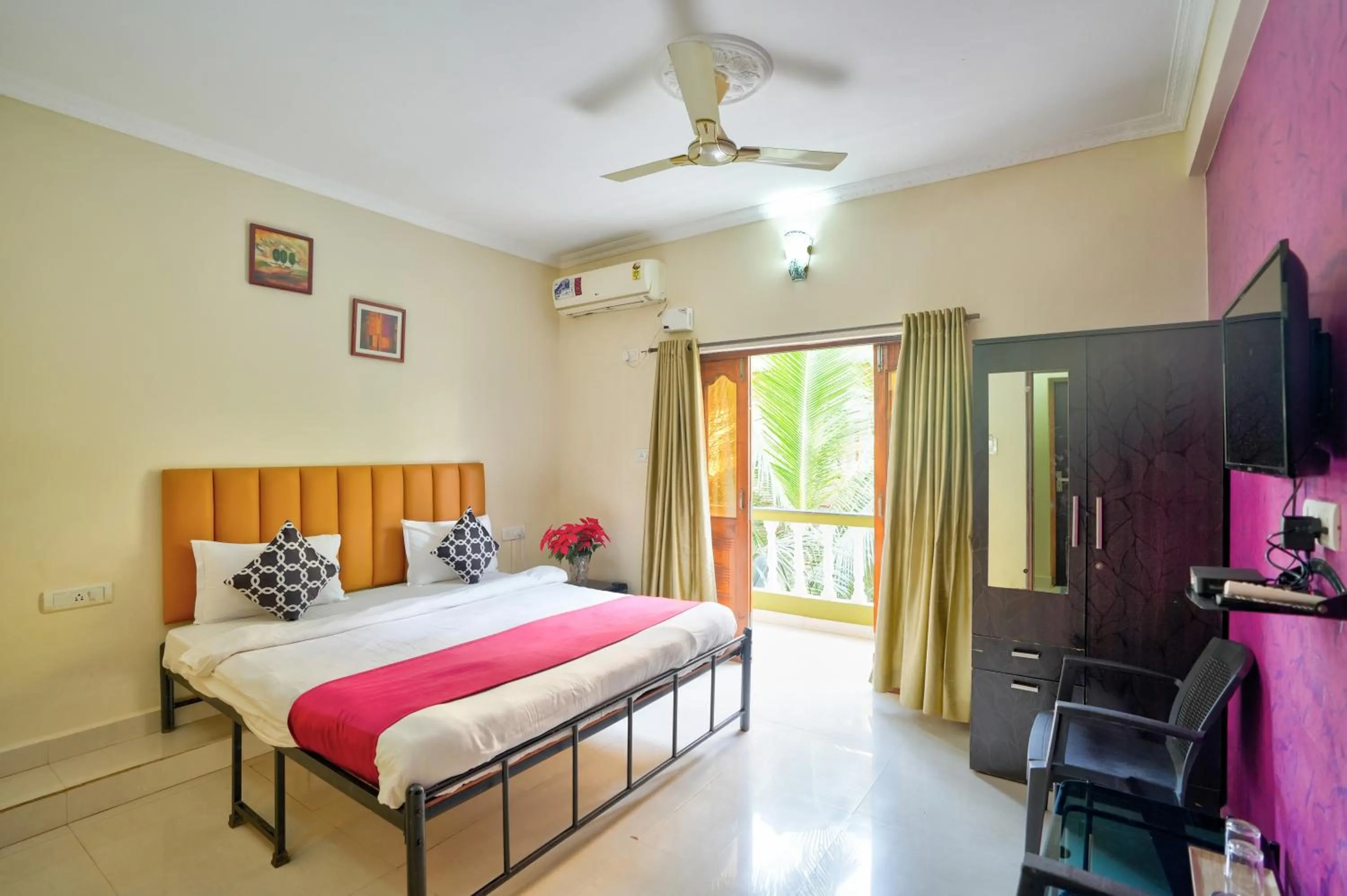 Bedroom, Bed in Hotel Leela Inn