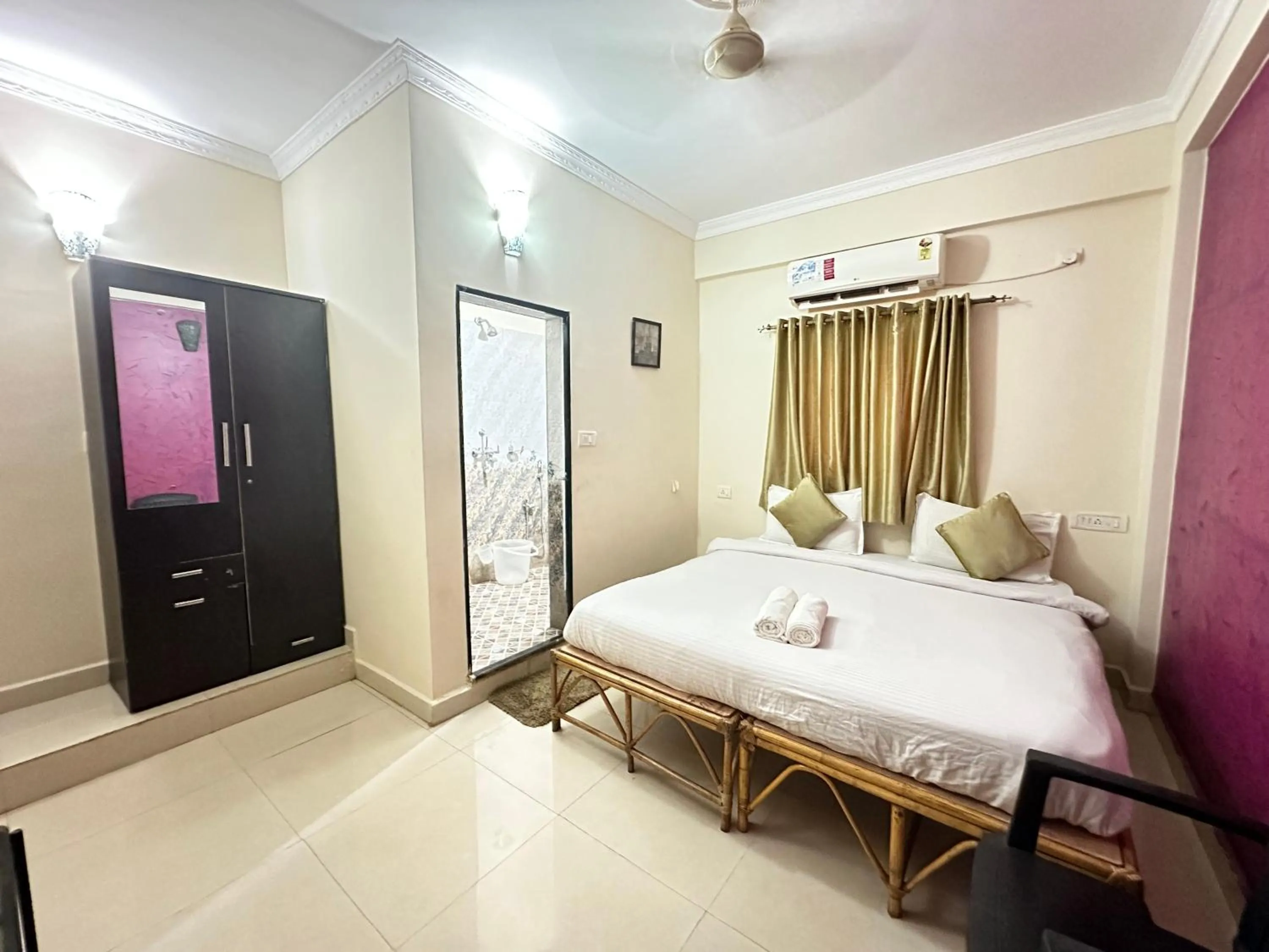 Photo of the whole room, Bed in Hotel Leela Inn