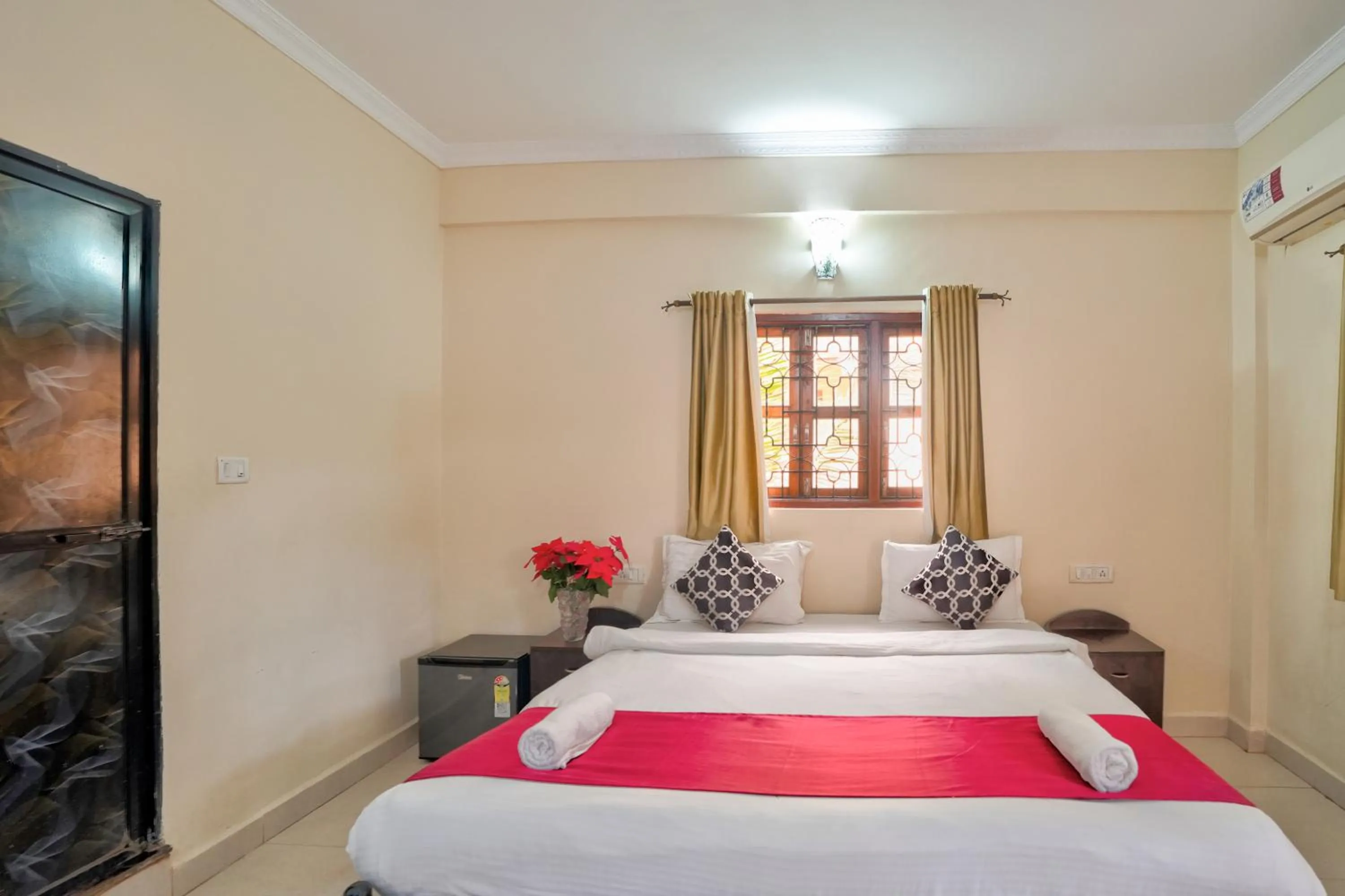 Bedroom, Bed in Hotel Leela Inn