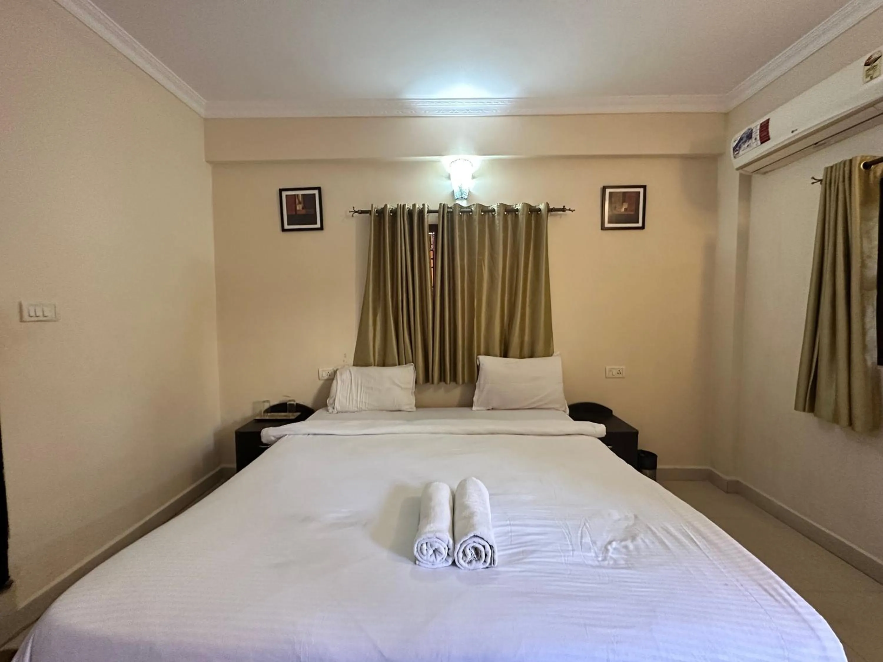 Photo of the whole room, Bed in Hotel Leela Inn