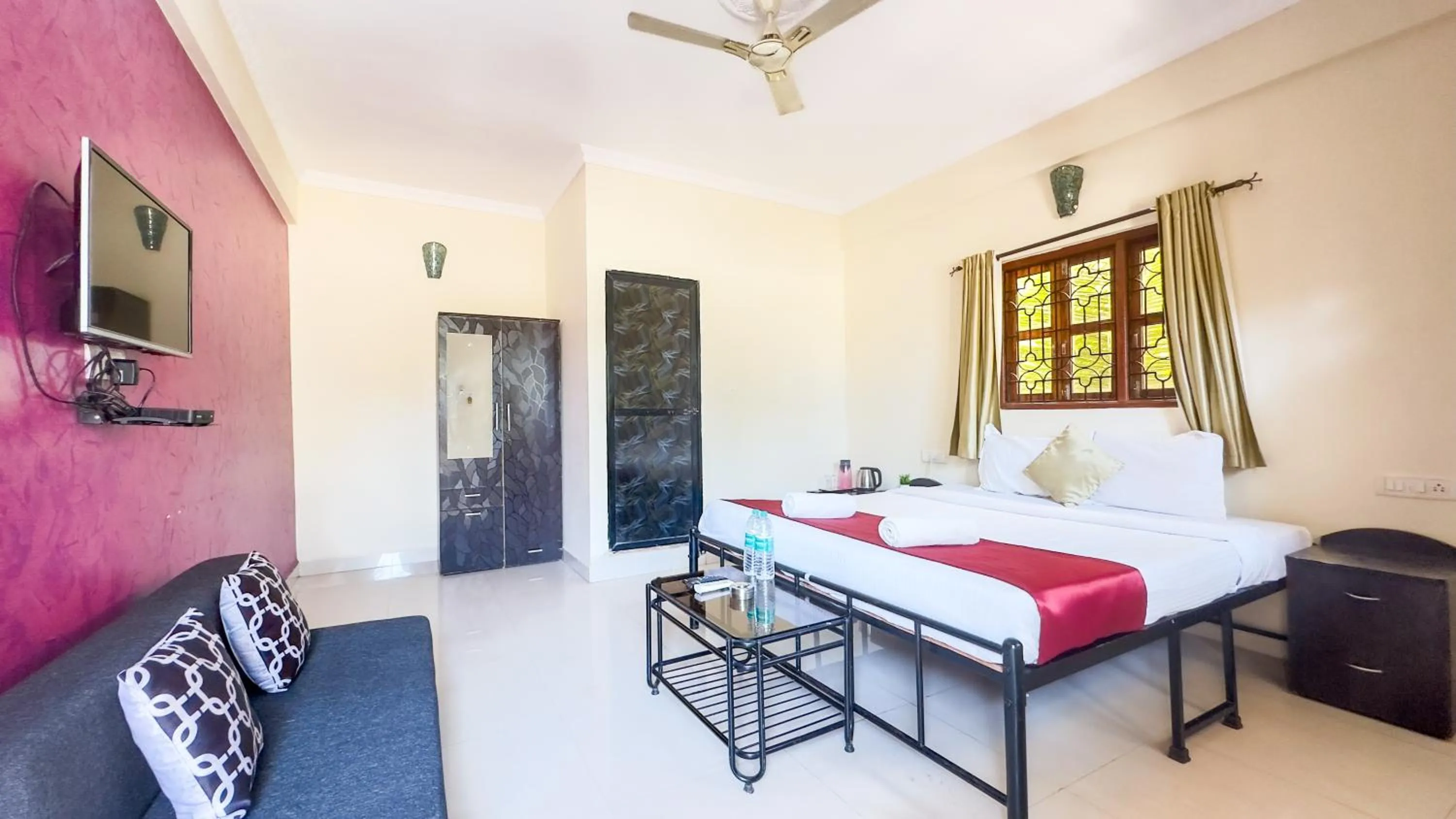 Photo of the whole room, Bed in Hotel Leela Inn