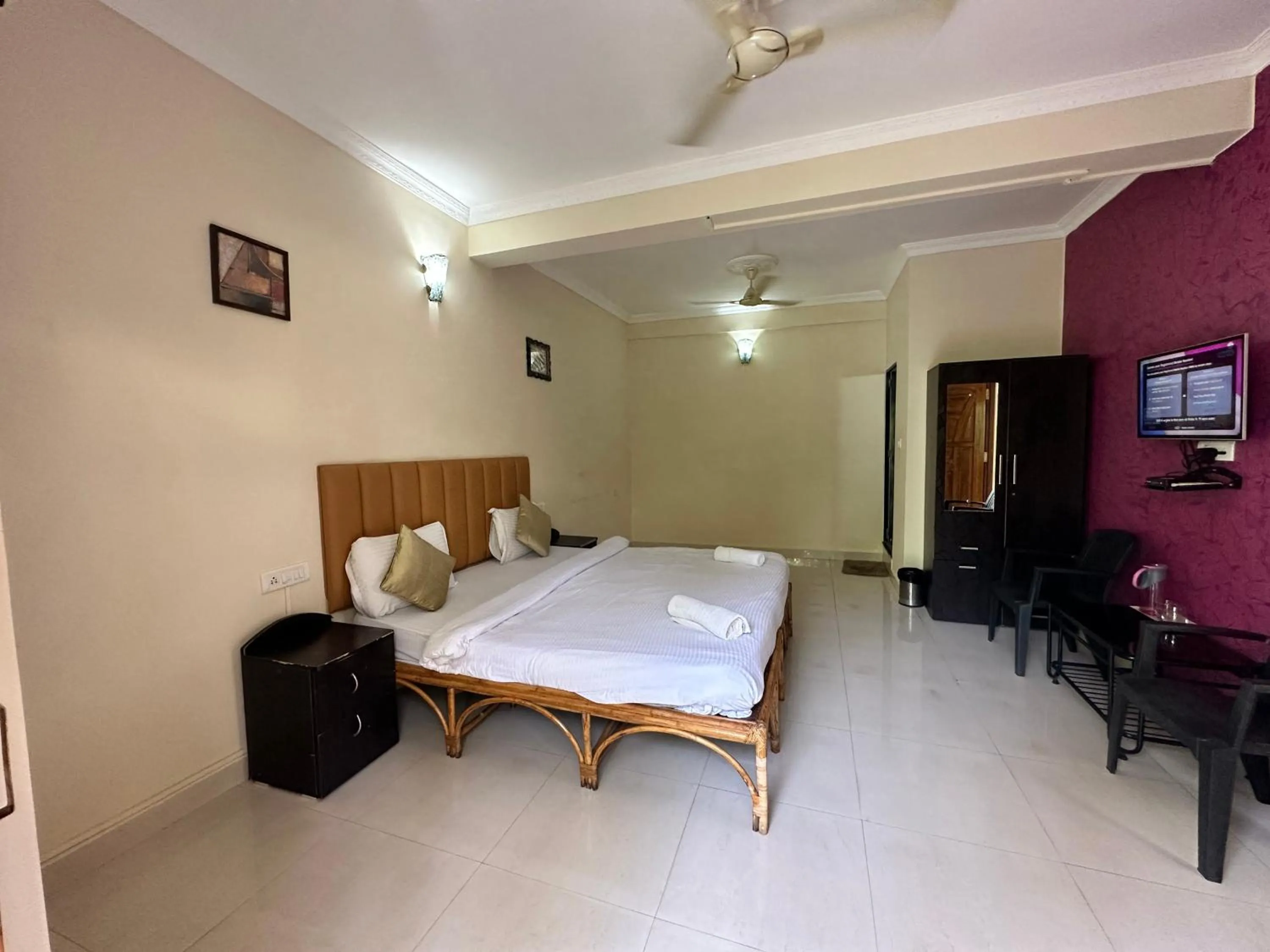 Bed in Hotel Leela Inn