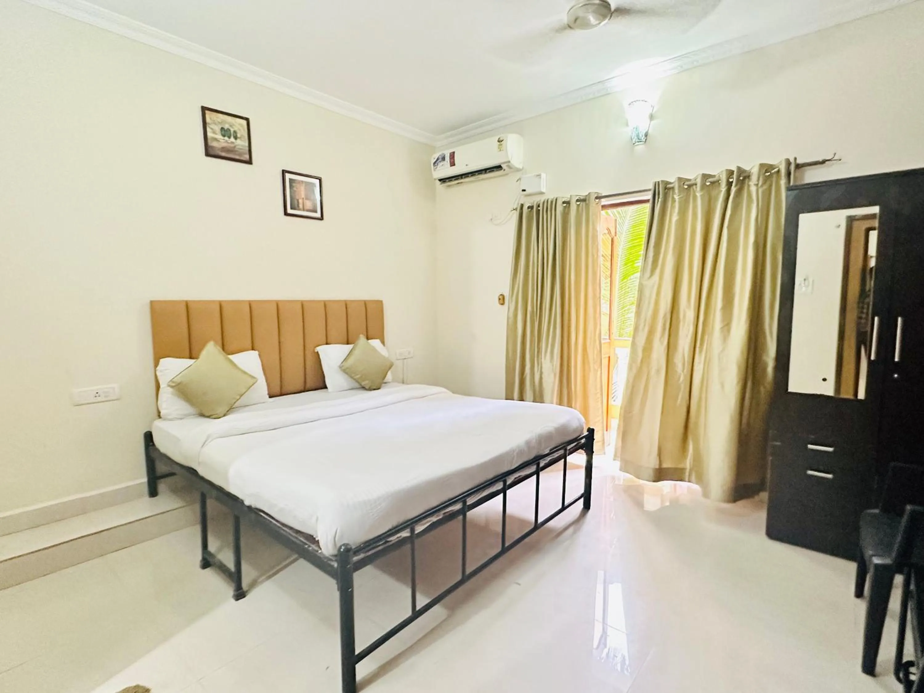 Bedroom, Bed in Hotel Leela Inn