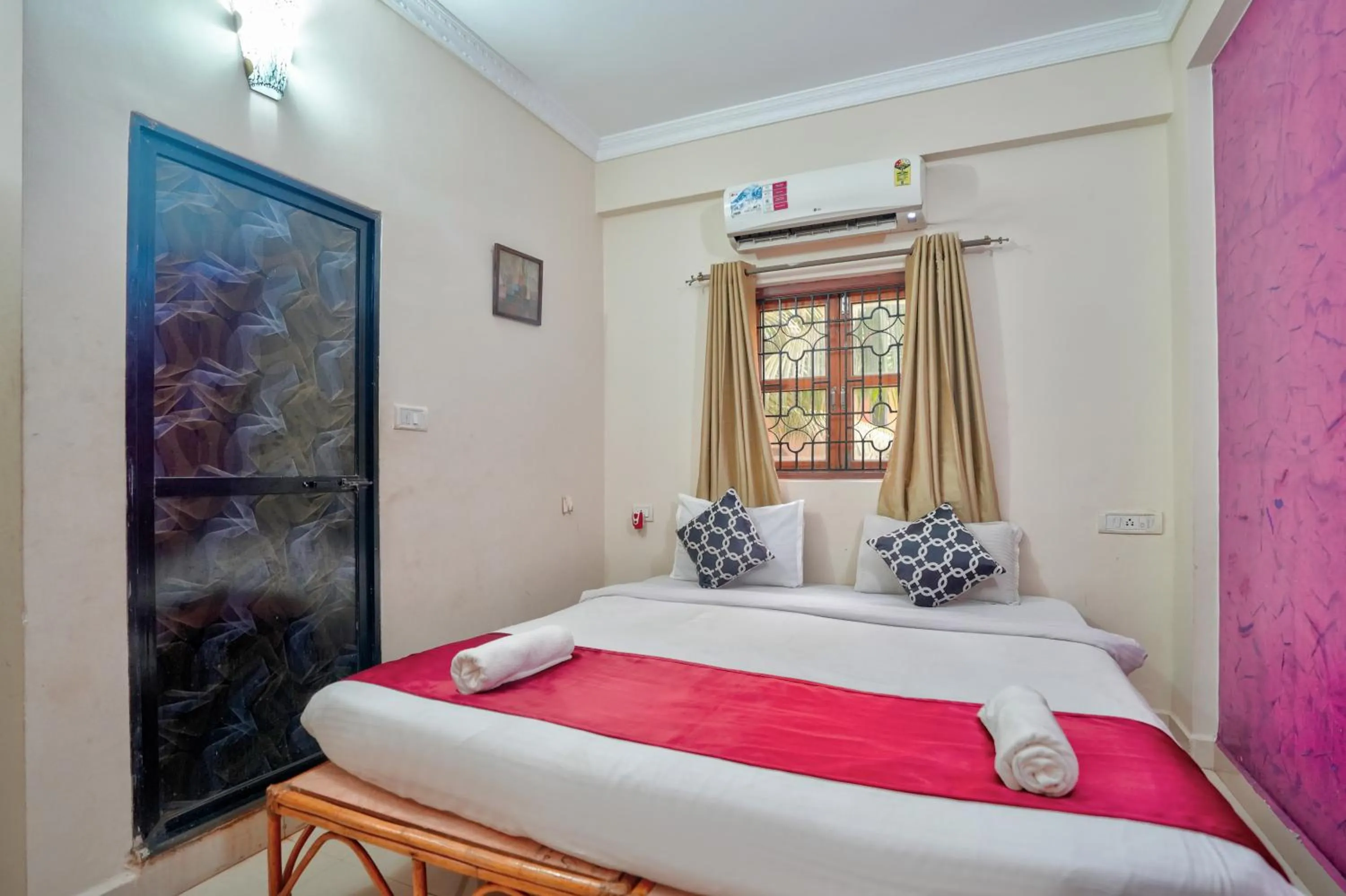 Bedroom, Bed in Hotel Leela Inn