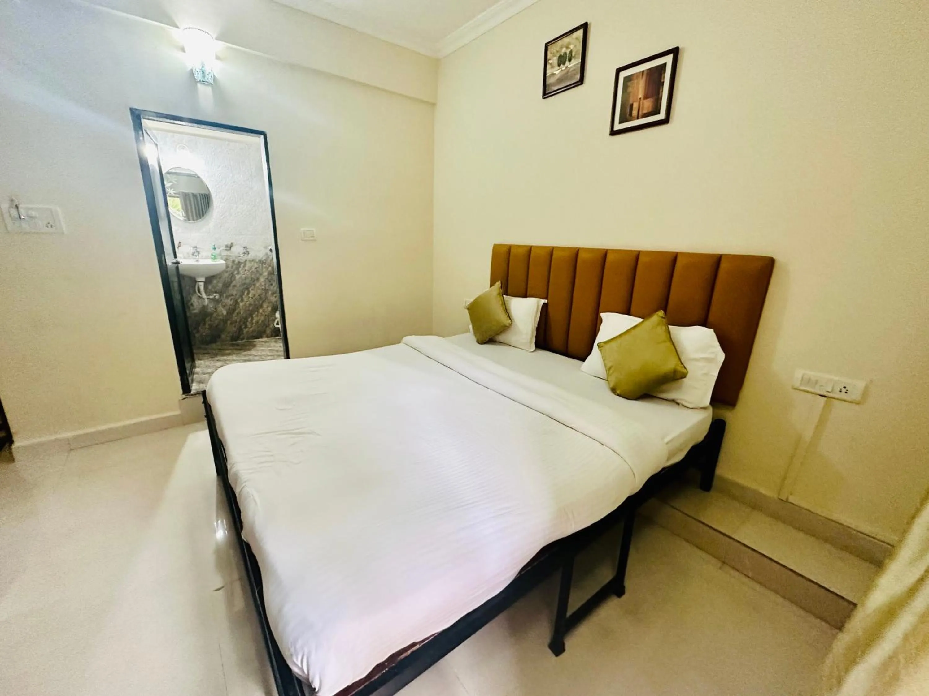 Bed in Hotel Leela Inn